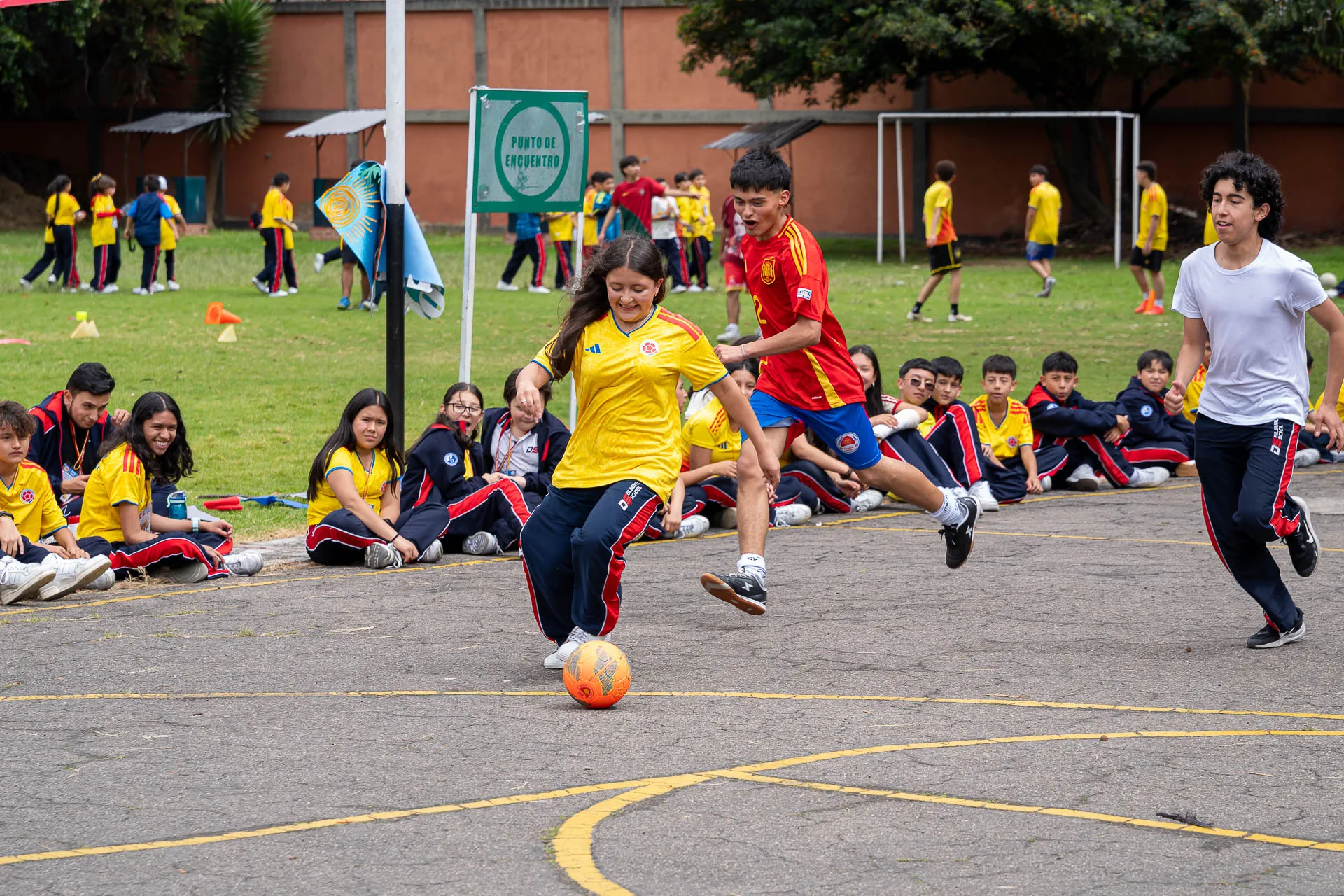 Estudiantes del Domingo Savio Bilingual School durante las actividades de Summer Day.