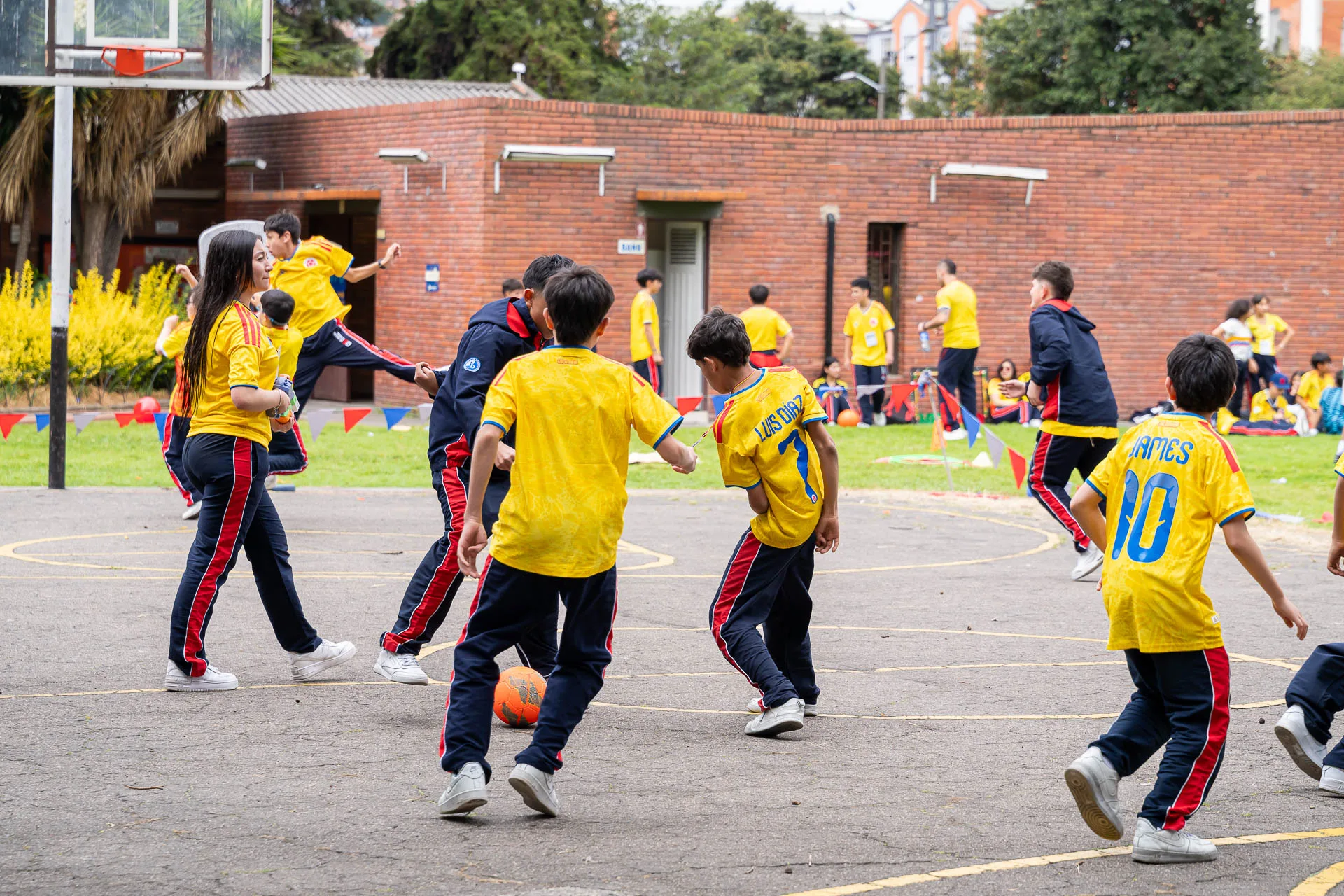Estudiantes del Domingo Savio Bilingual School durante las actividades de Summer Day.