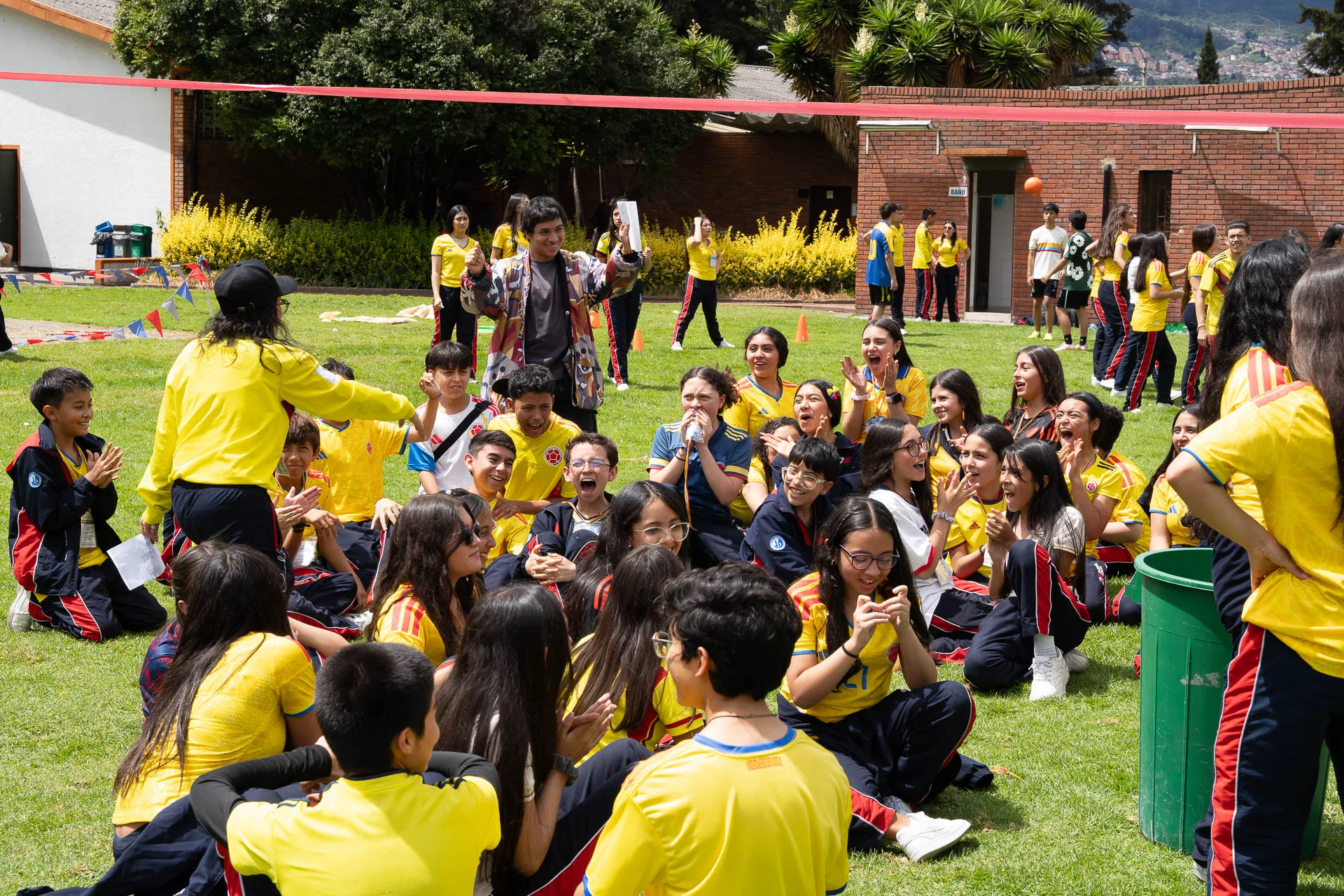Estudiantes del Domingo Savio Bilingual School durante las actividades de Summer Day.