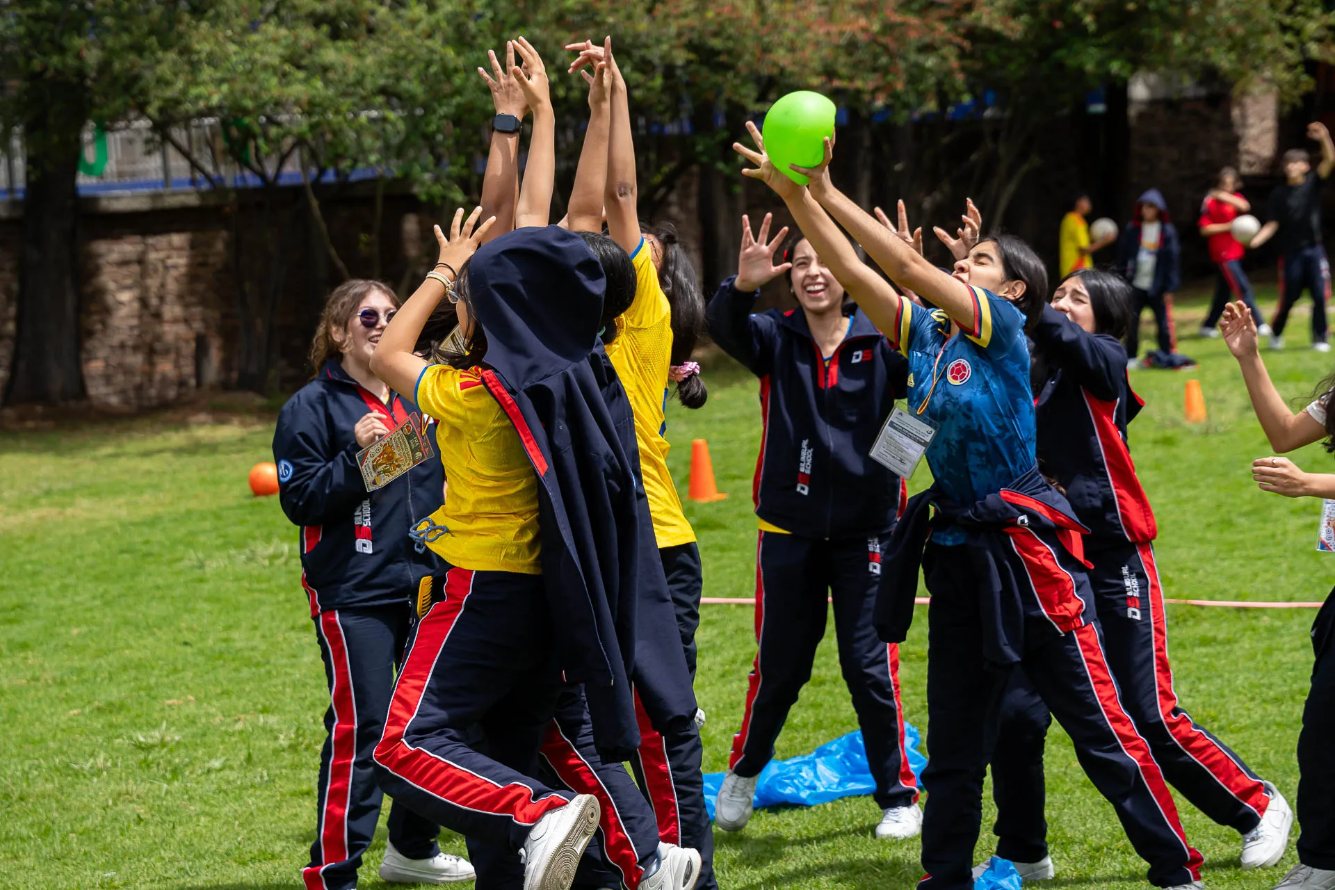 Estudiantes del Domingo Savio Bilingual School durante las actividades de Summer Day.