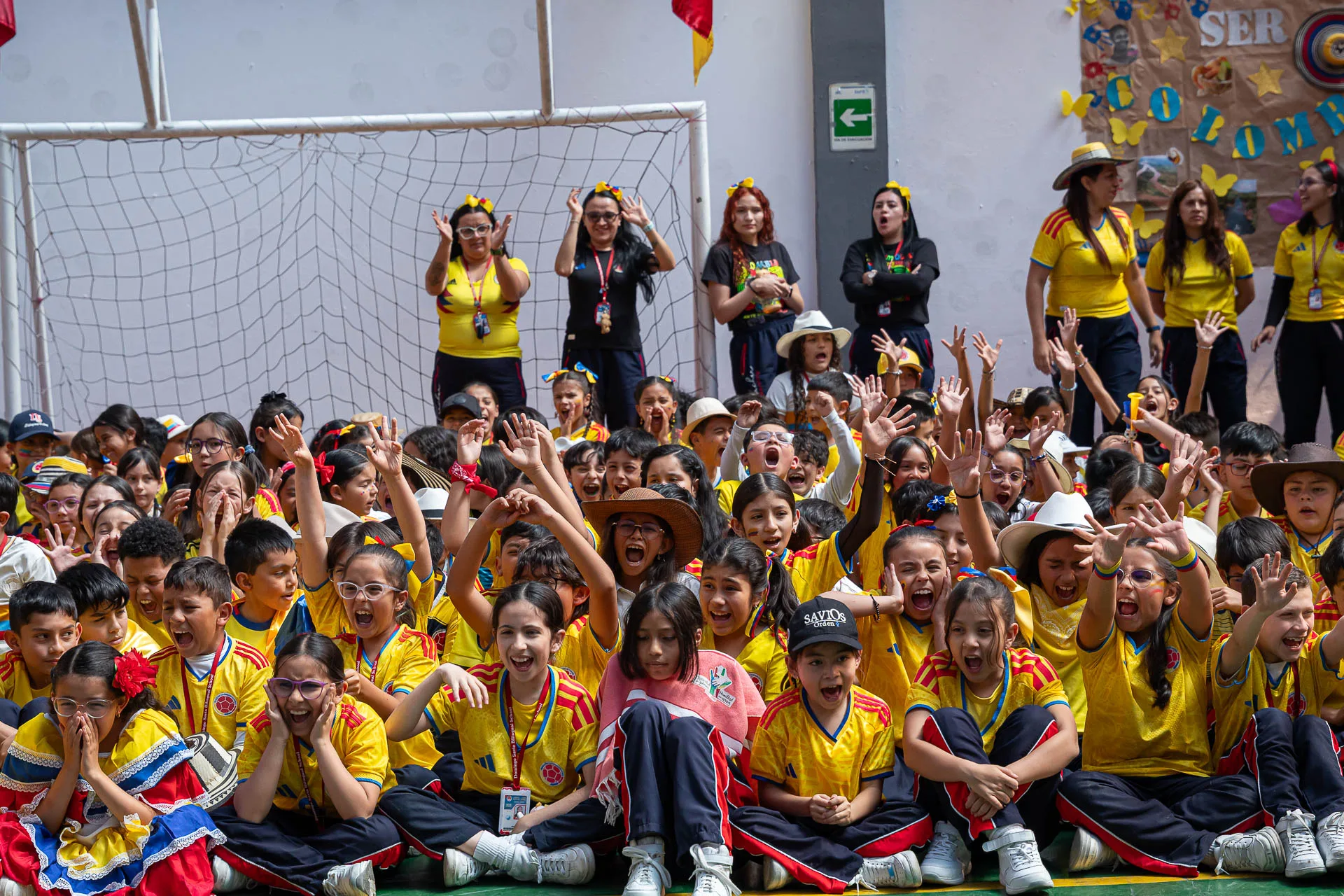 Actividad de izada de bandera del 20 de julio en el Domingo Savio Bilingual School.