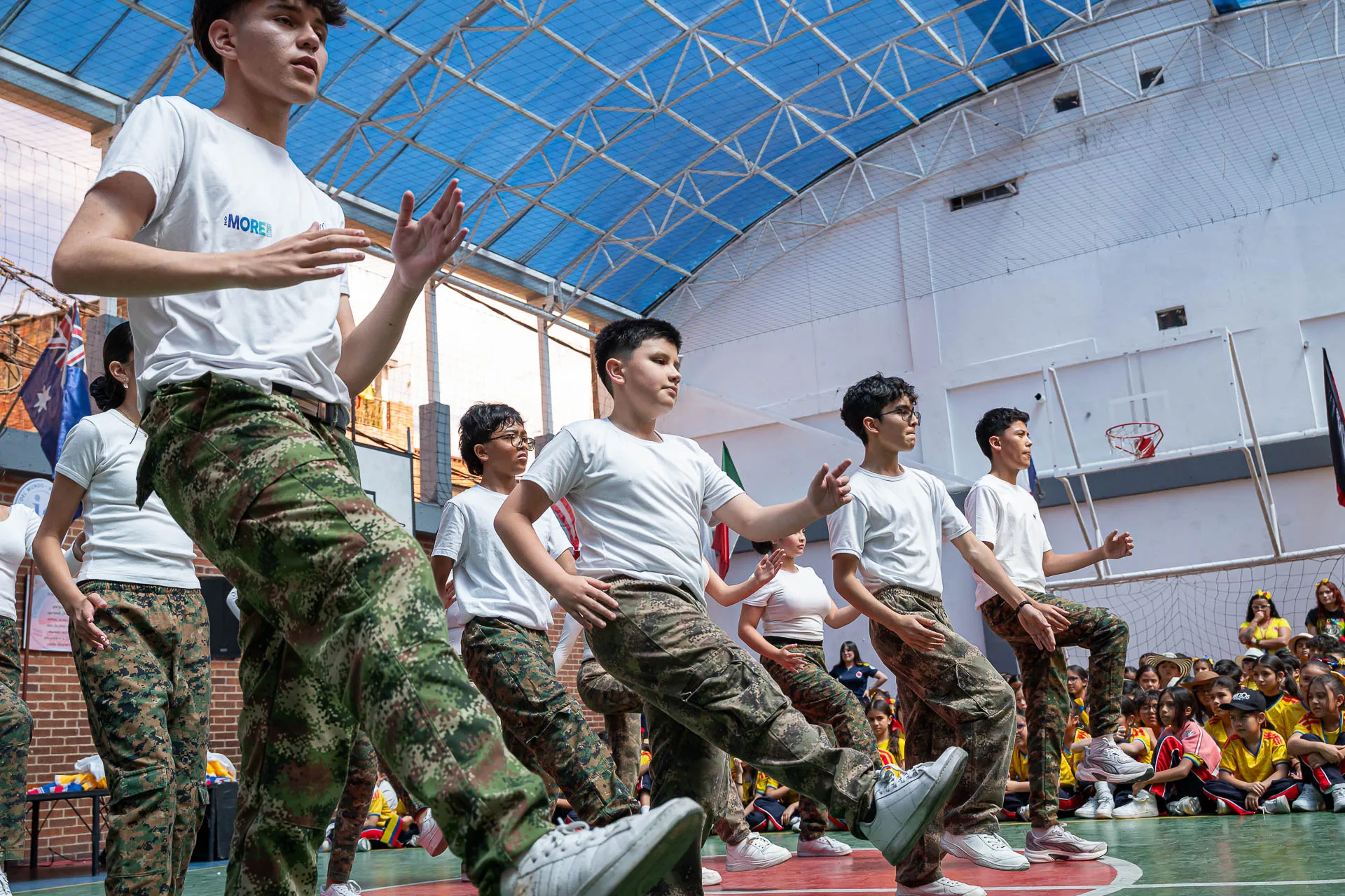 Actividad de izada de bandera del 20 de julio en el Domingo Savio Bilingual School.