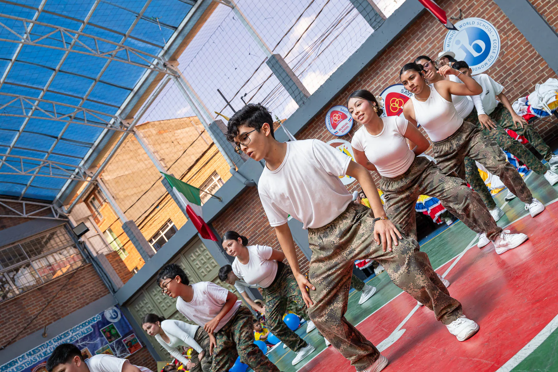 Actividad de izada de bandera del 20 de julio en el Domingo Savio Bilingual School.