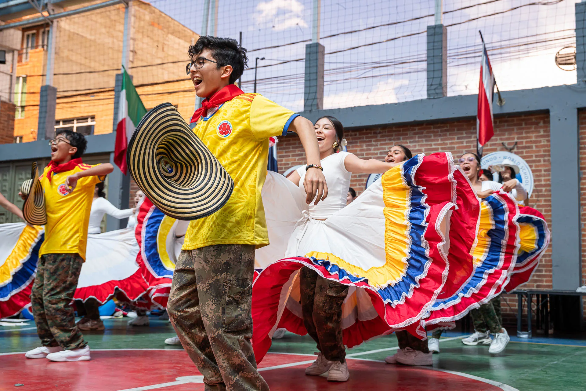 Actividad de izada de bandera del 20 de julio en el Domingo Savio Bilingual School.