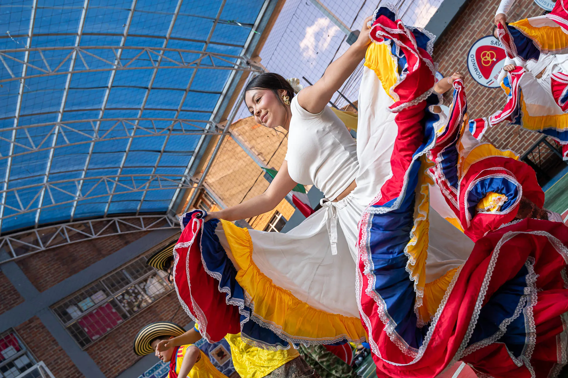 Actividad de izada de bandera del 20 de julio en el Domingo Savio Bilingual School.