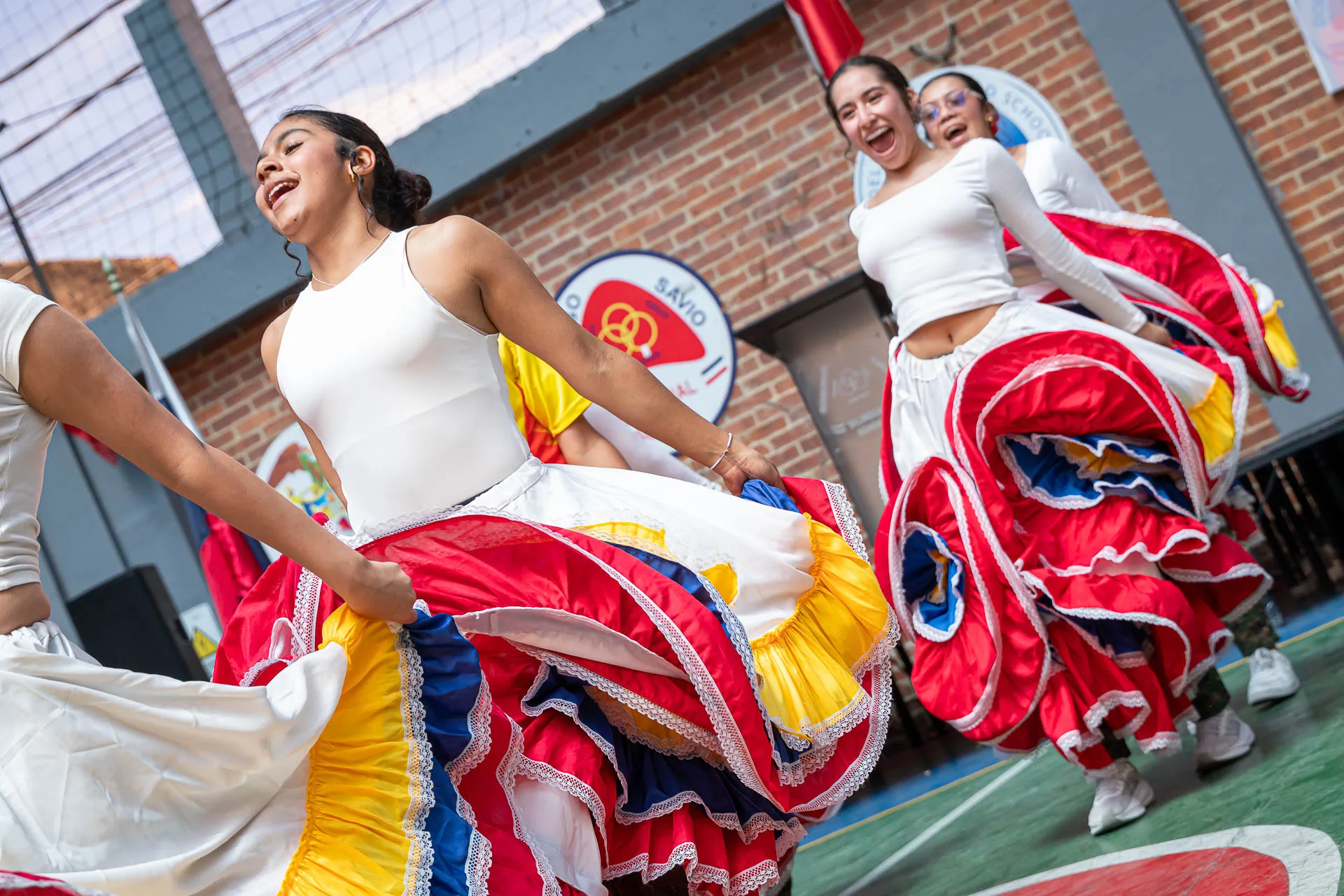 Actividad de izada de bandera del 20 de julio en el Domingo Savio Bilingual School.