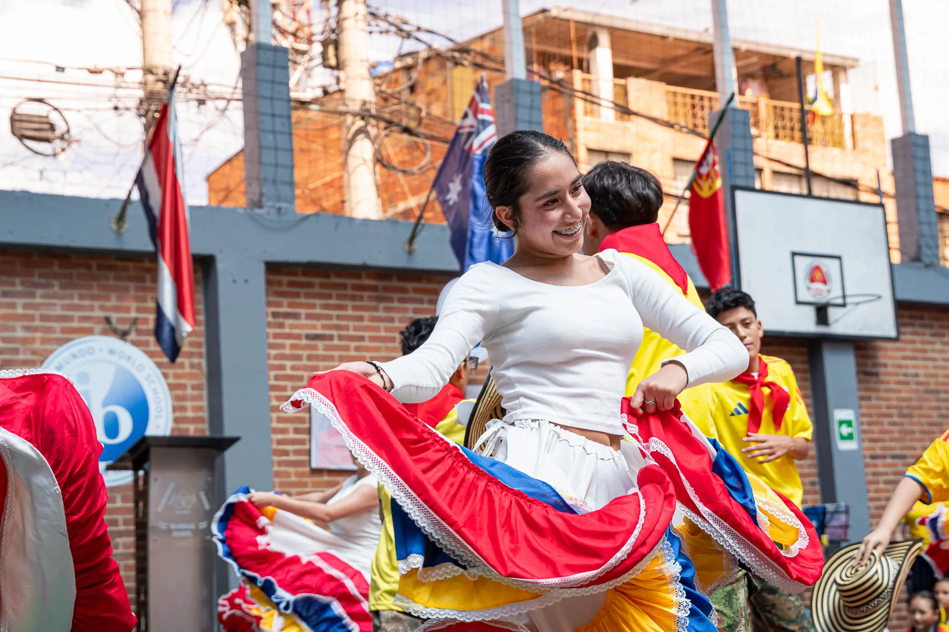 Actividad de izada de bandera del 20 de julio en el Domingo Savio Bilingual School.