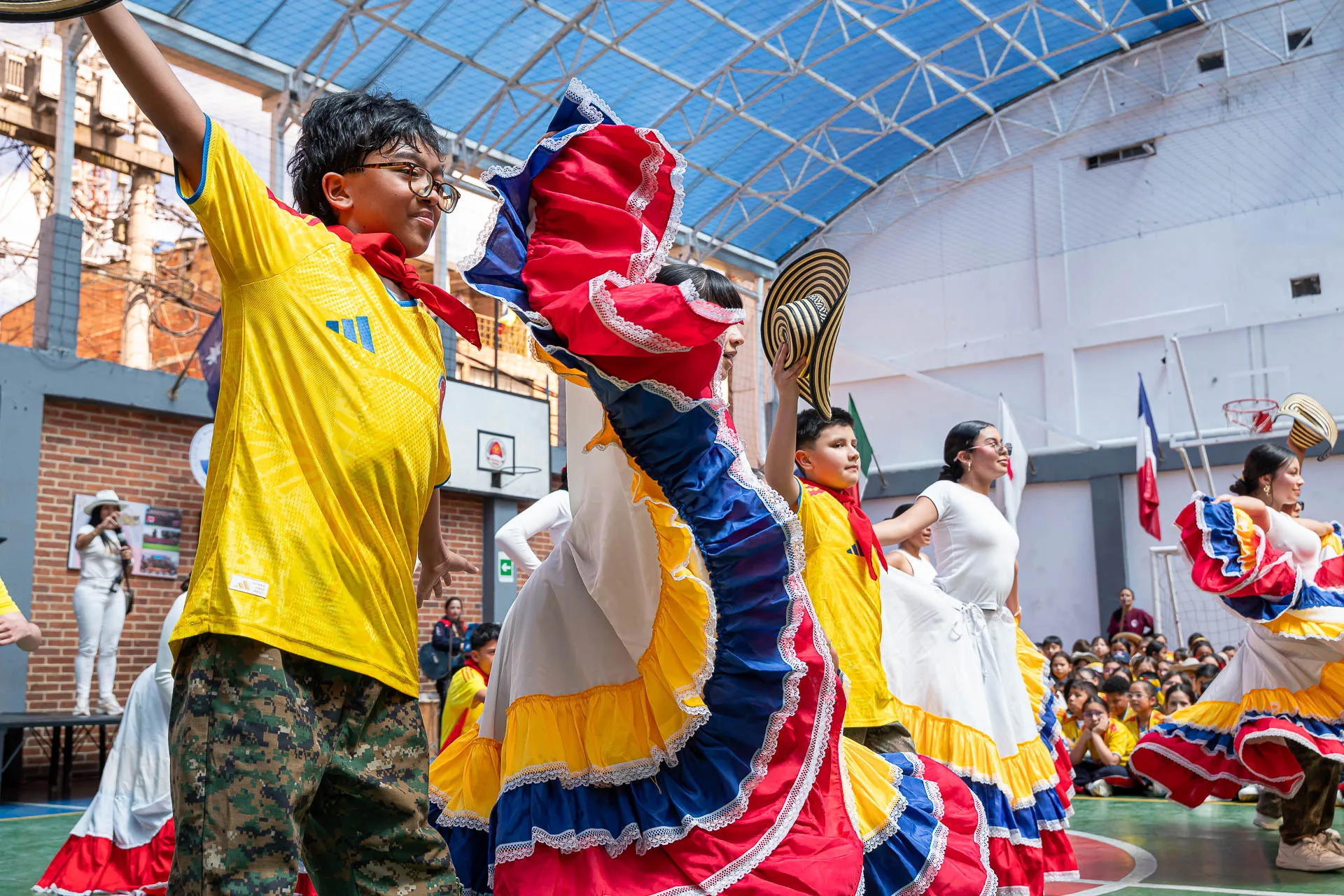 Actividad de izada de bandera del 20 de julio en el Domingo Savio Bilingual School.