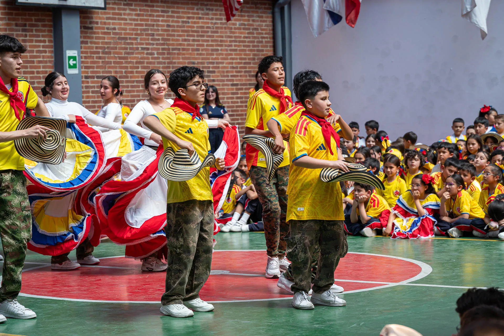 Actividad de izada de bandera del 20 de julio en el Domingo Savio Bilingual School.