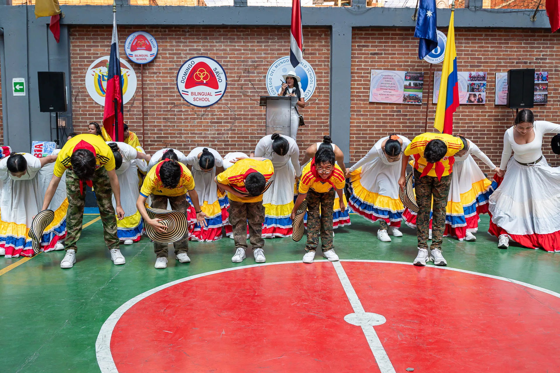 Actividad de izada de bandera del 20 de julio en el Domingo Savio Bilingual School.