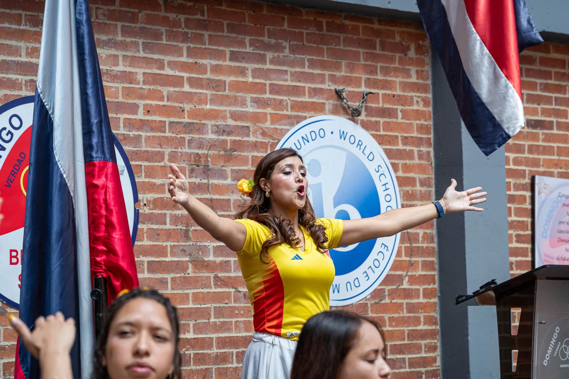 Actividad de izada de bandera del 20 de julio en el Domingo Savio Bilingual School.