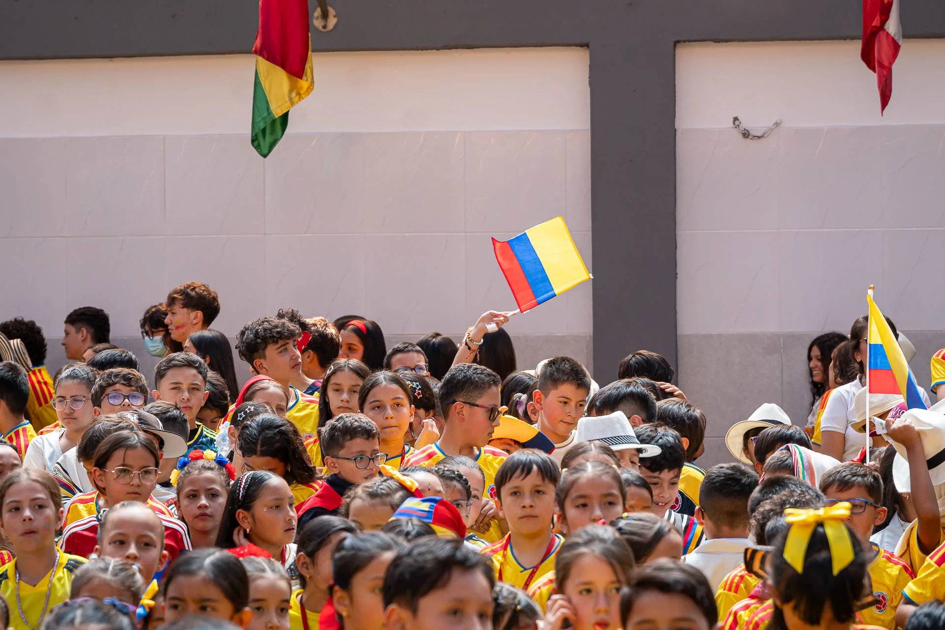 Actividad de izada de bandera del 20 de julio en el Domingo Savio Bilingual School.