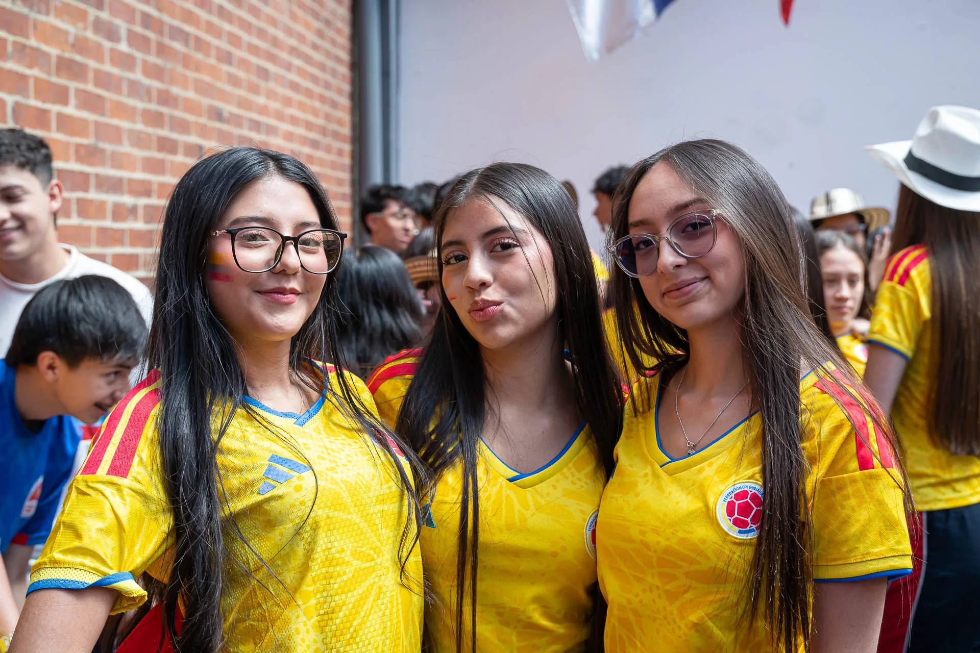 Actividad de izada de bandera del 20 de julio en el Domingo Savio Bilingual School.