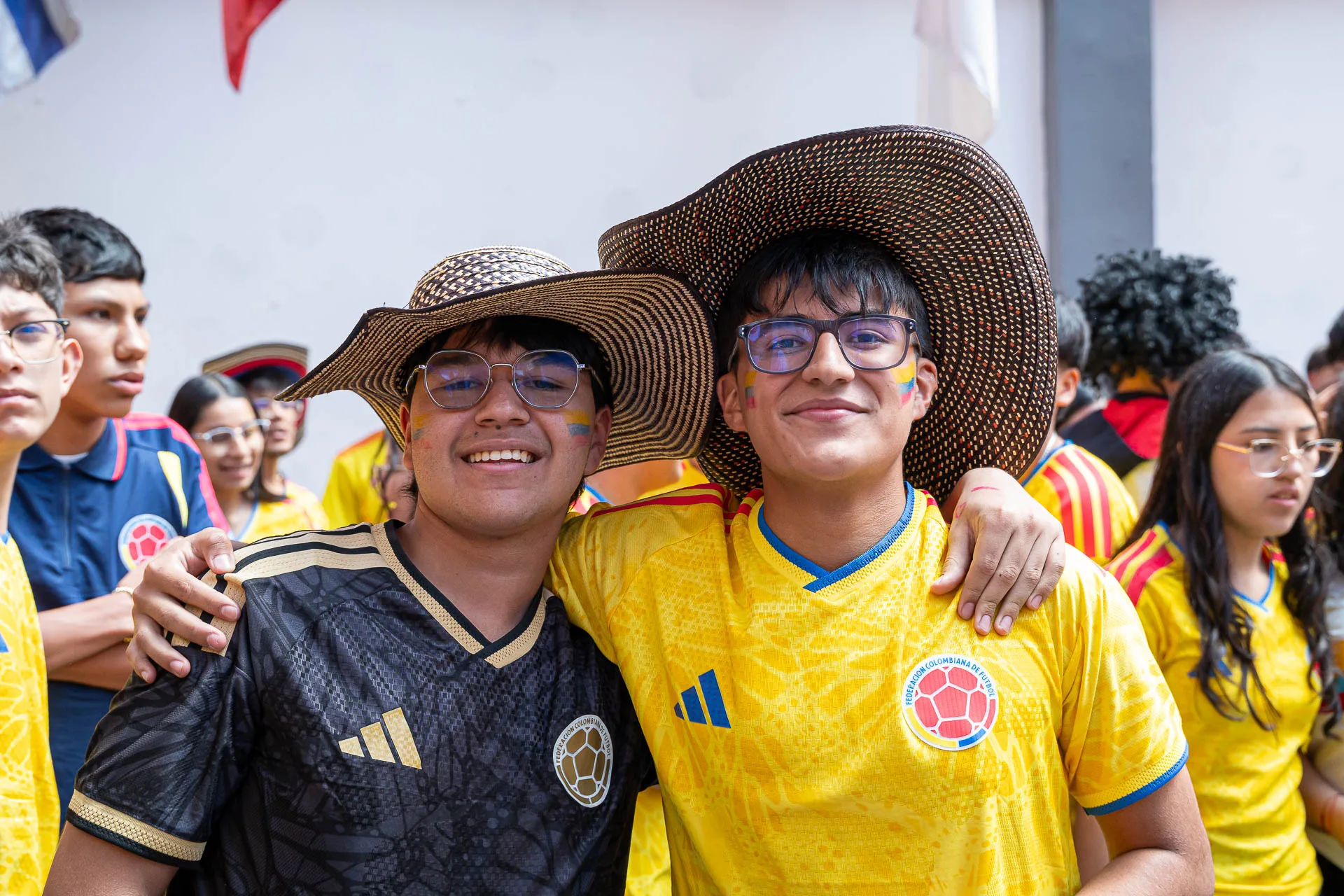 Actividad de izada de bandera del 20 de julio en el Domingo Savio Bilingual School.