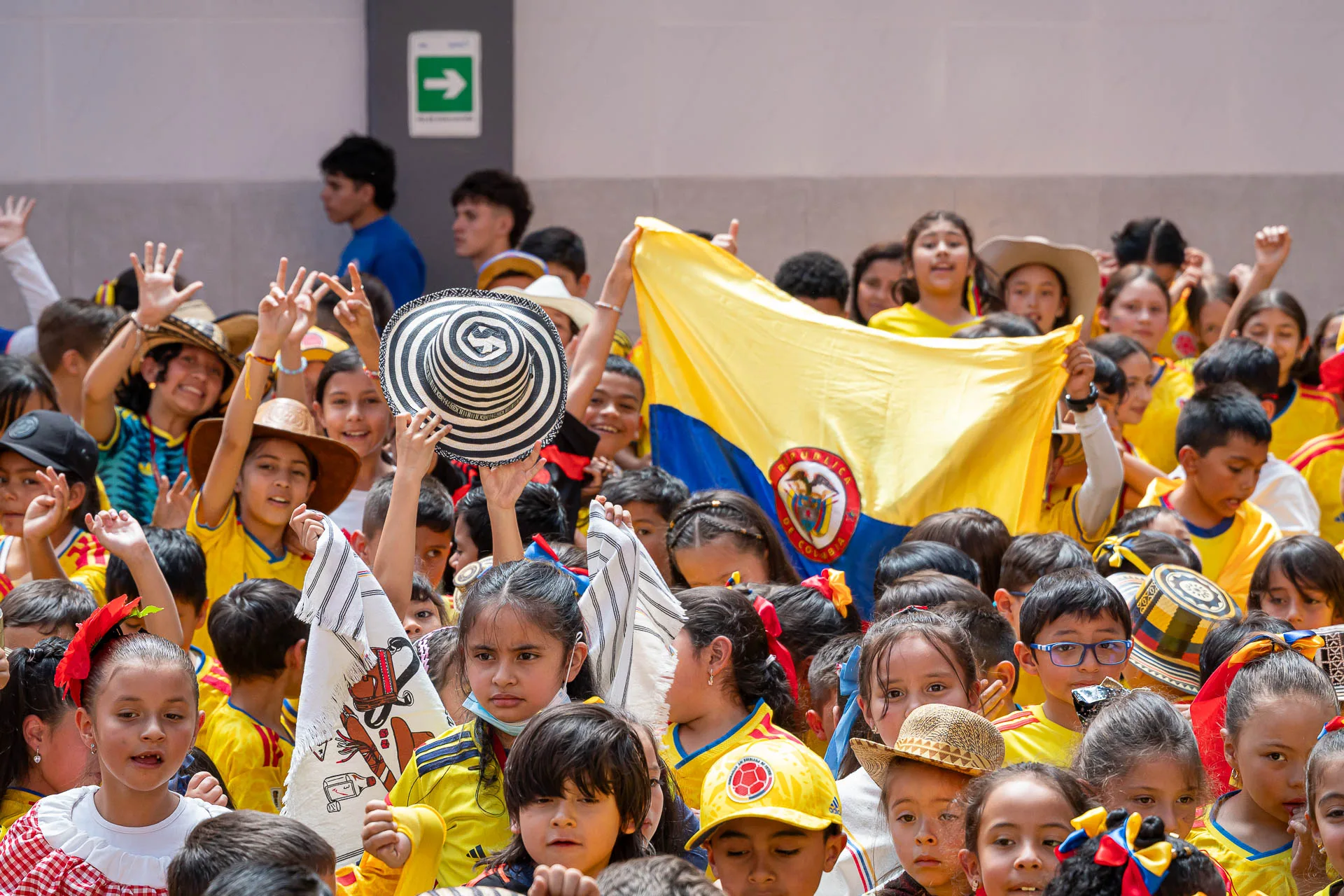 Actividad de izada de bandera del 20 de julio en el Domingo Savio Bilingual School.