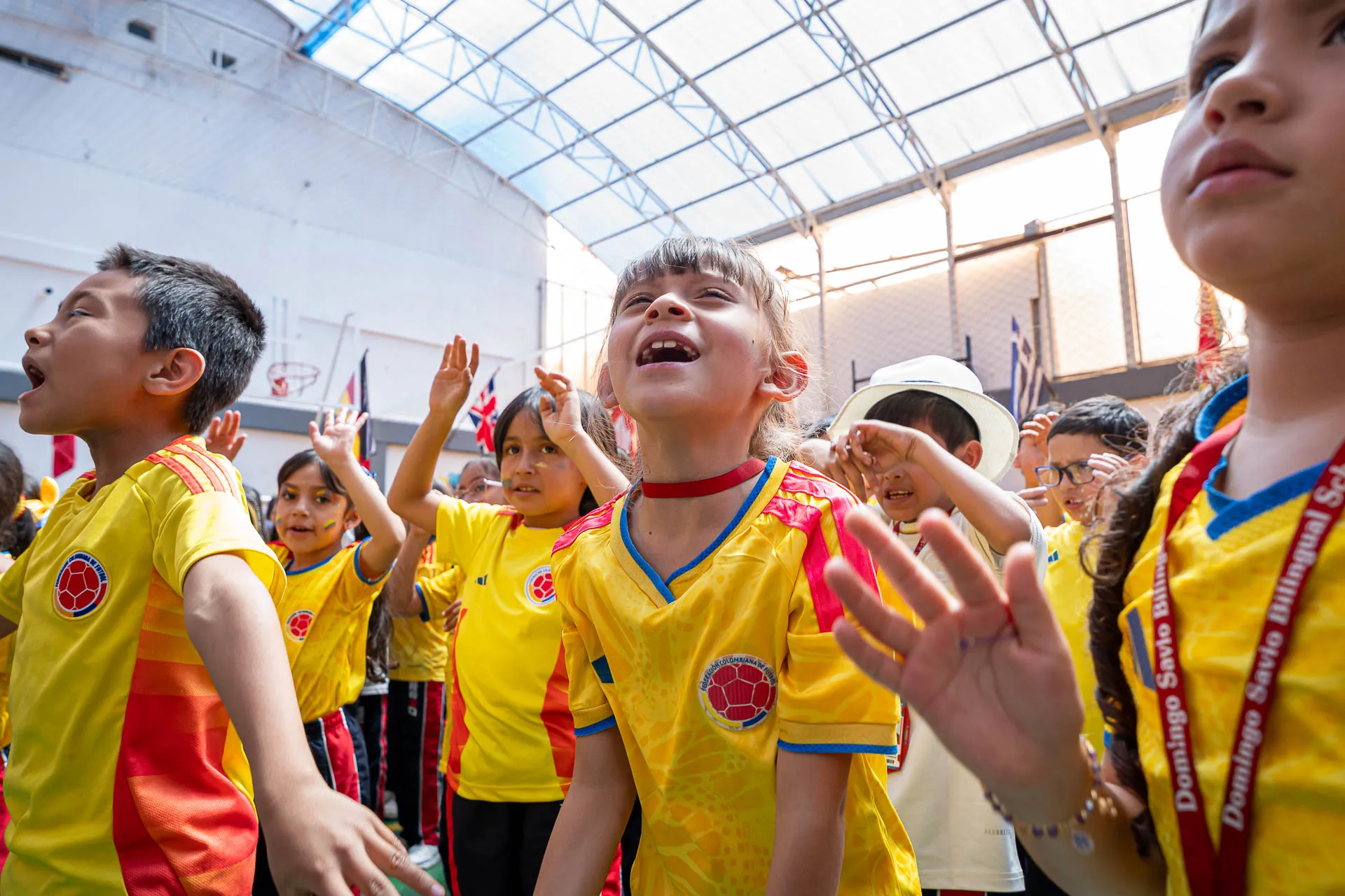 Actividad de izada de bandera del 20 de julio en el Domingo Savio Bilingual School.