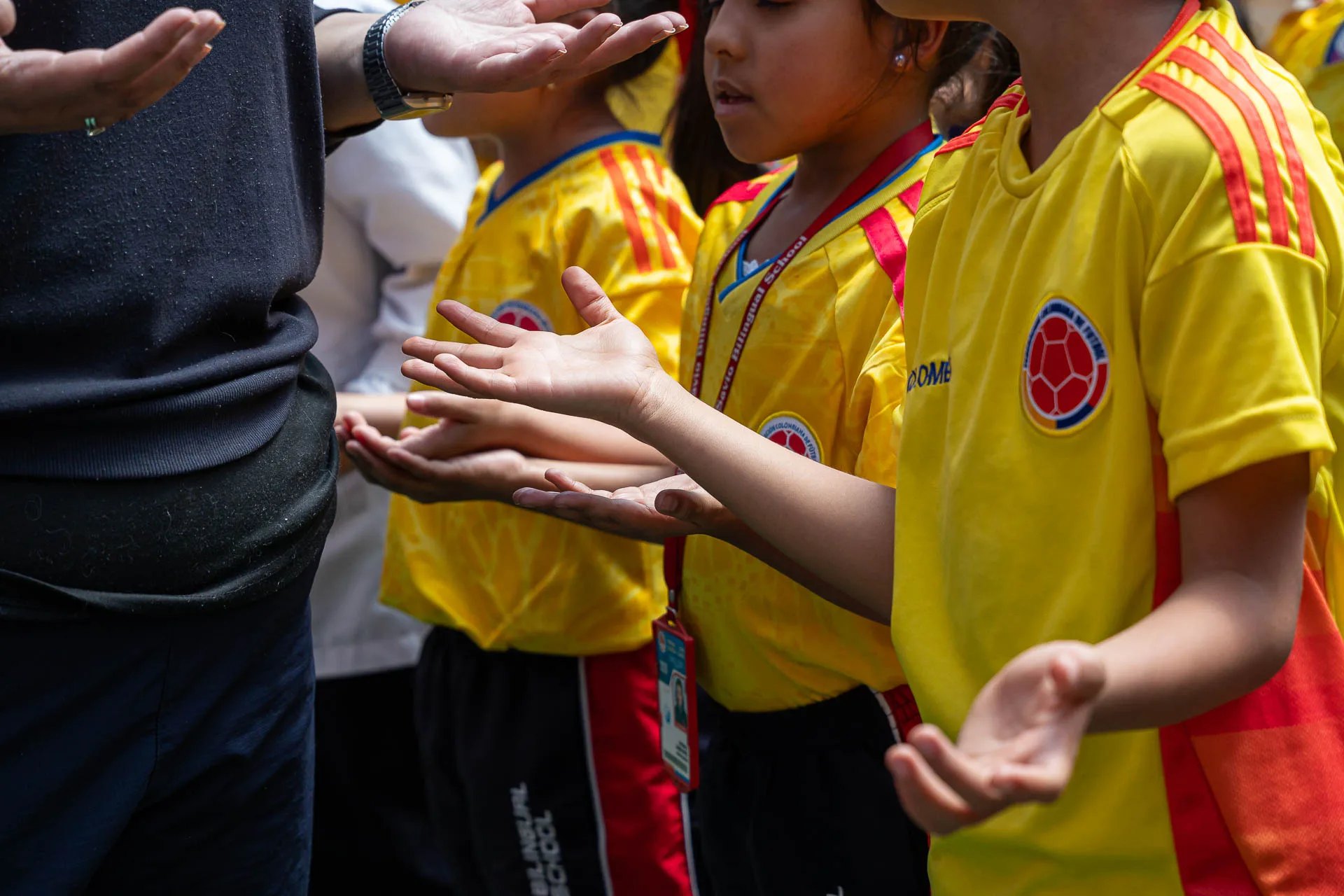 Actividad de izada de bandera del 20 de julio en el Domingo Savio Bilingual School.