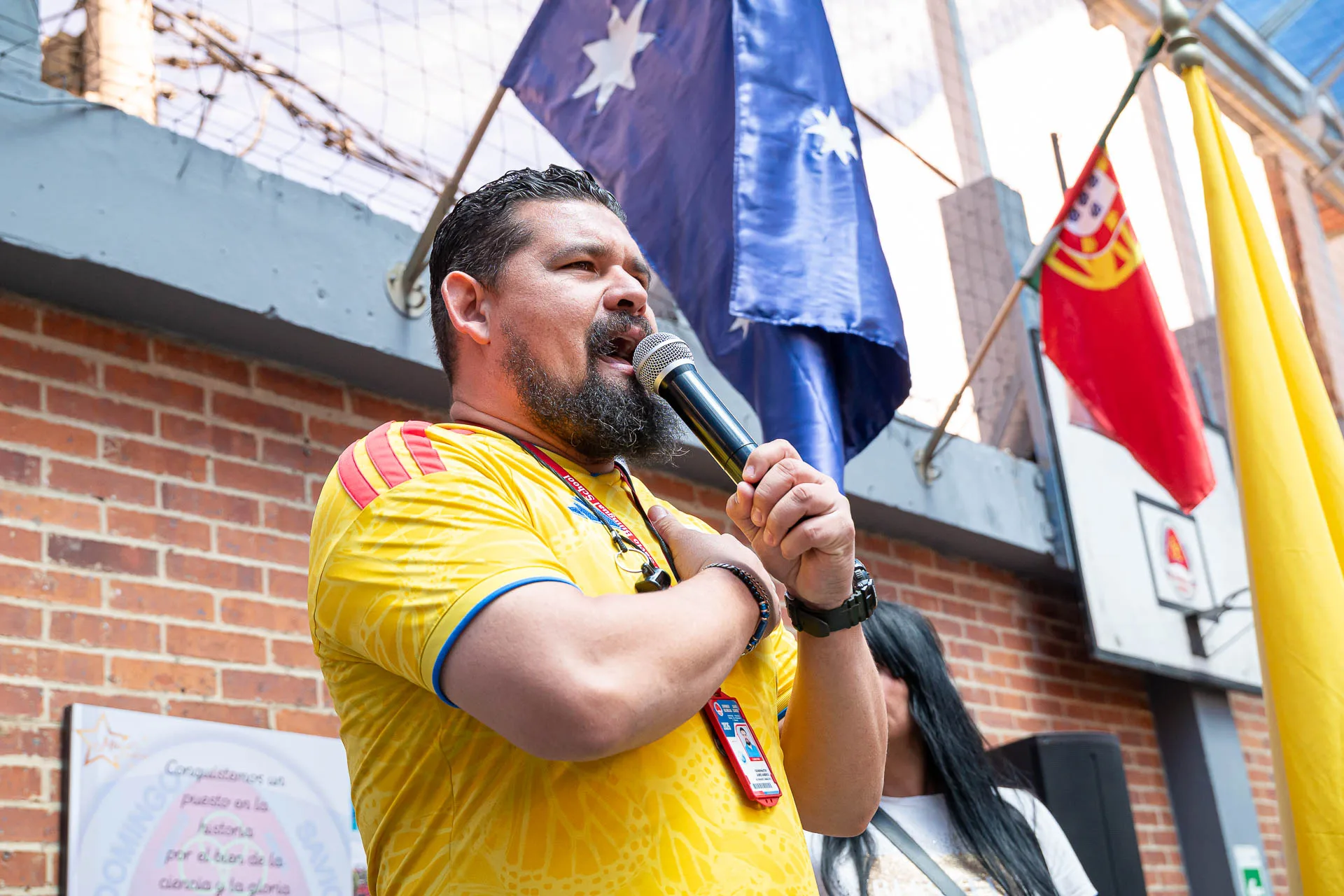 Actividad de izada de bandera del 20 de julio en el Domingo Savio Bilingual School.