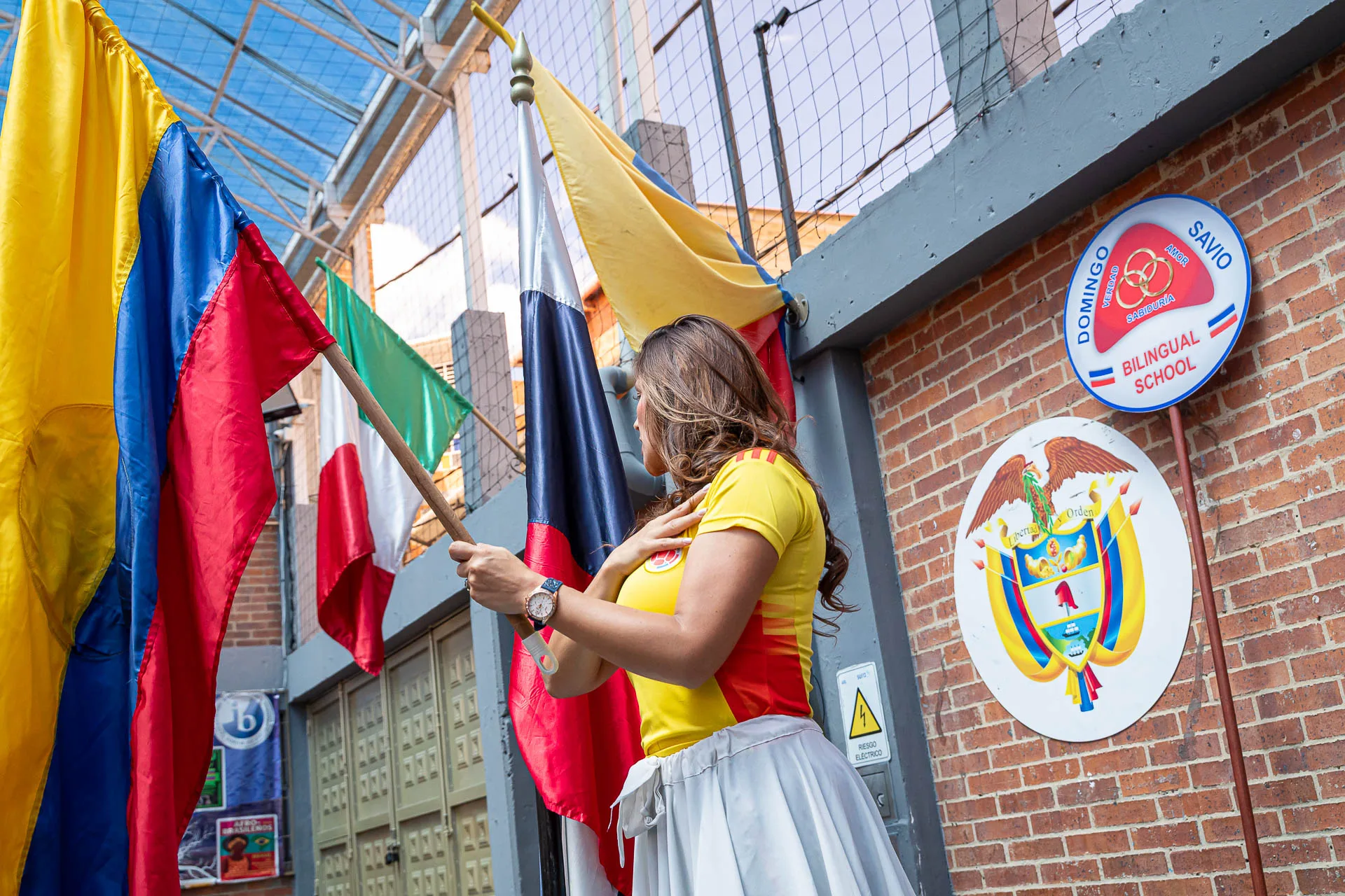 Actividad de izada de bandera del 20 de julio en el Domingo Savio Bilingual School.