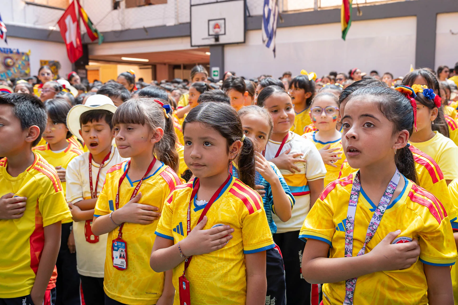 Actividad de izada de bandera del 20 de julio en el Domingo Savio Bilingual School.