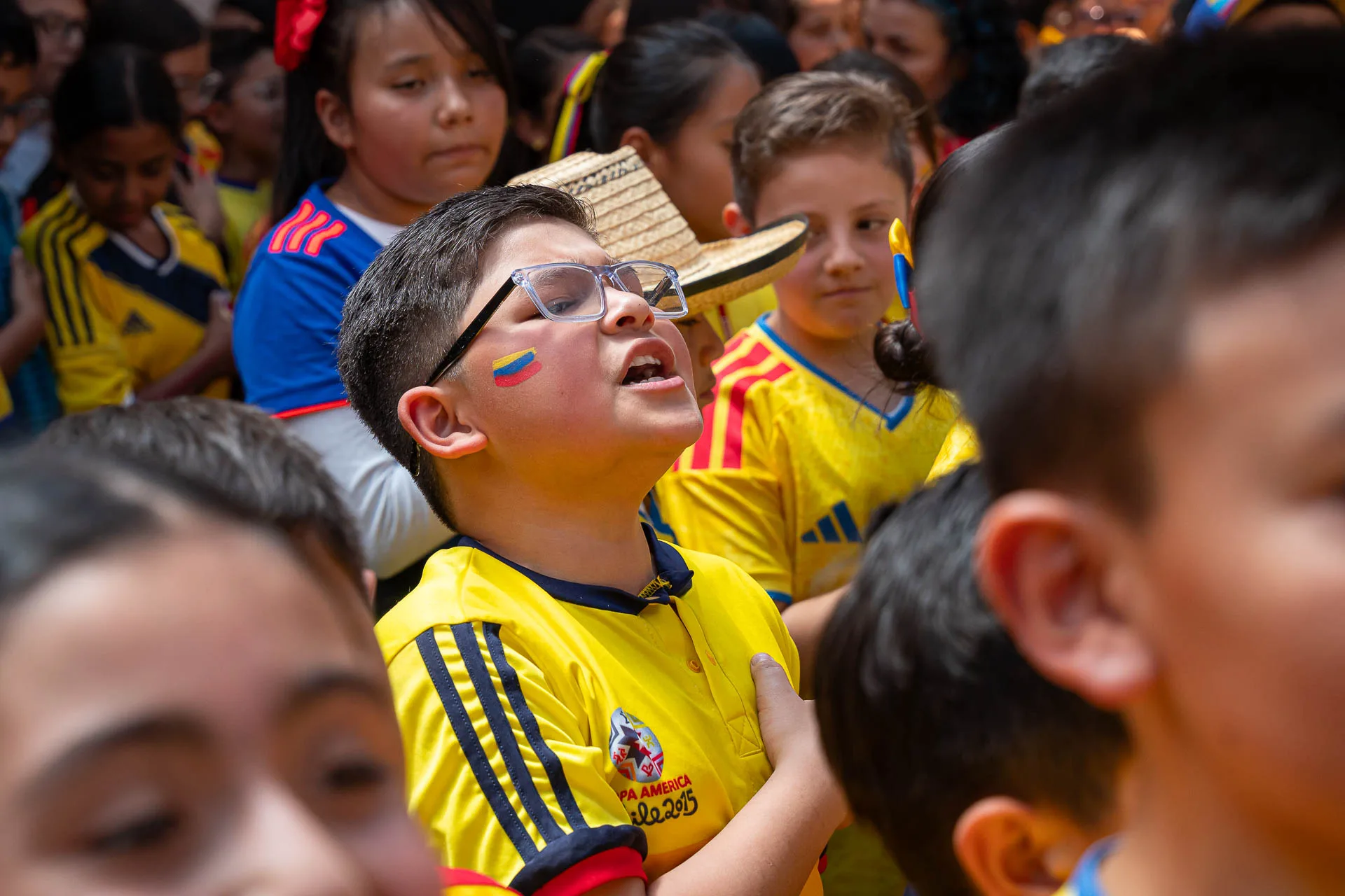 Actividad de izada de bandera del 20 de julio en el Domingo Savio Bilingual School.