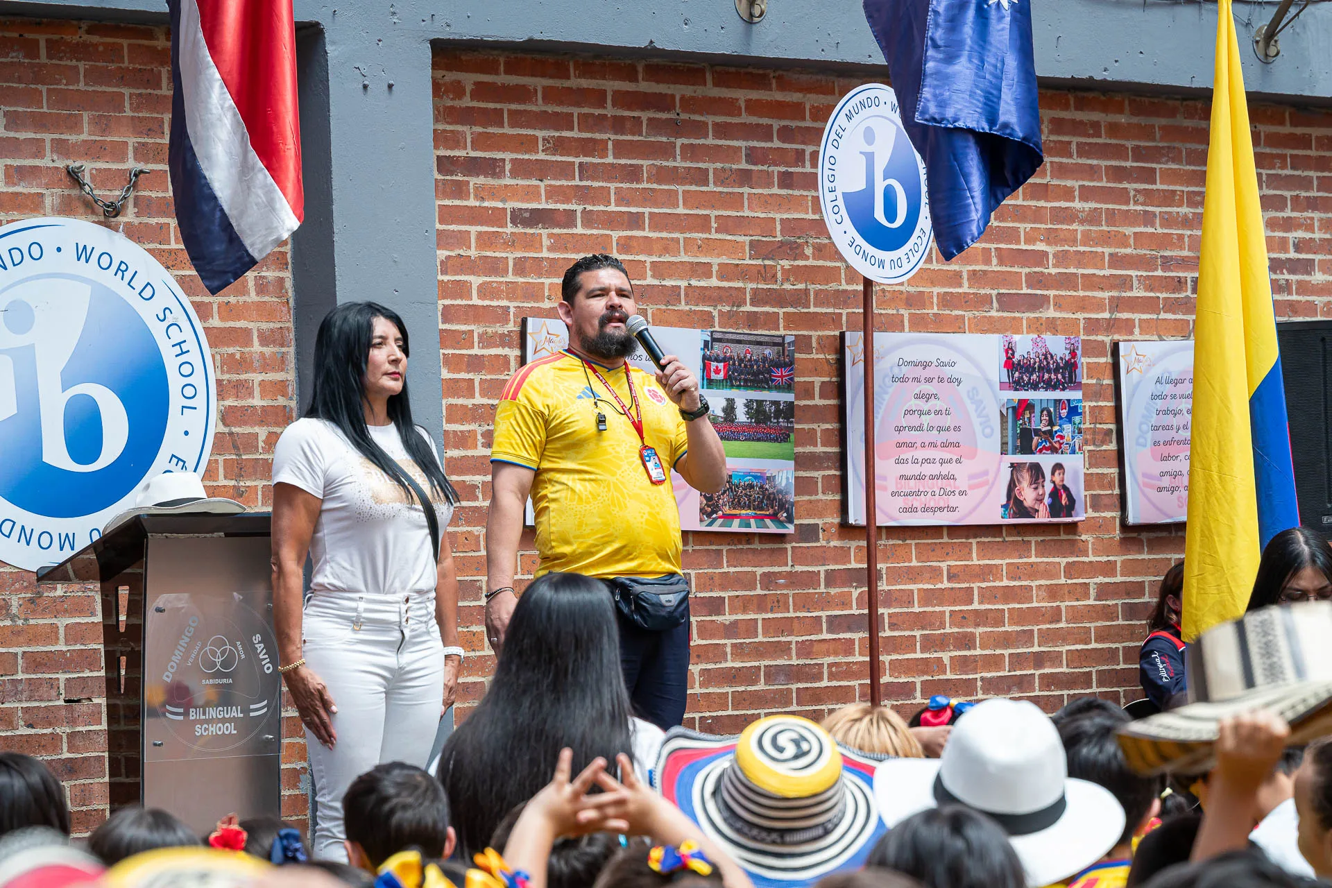 Actividad de izada de bandera del 20 de julio en el Domingo Savio Bilingual School.