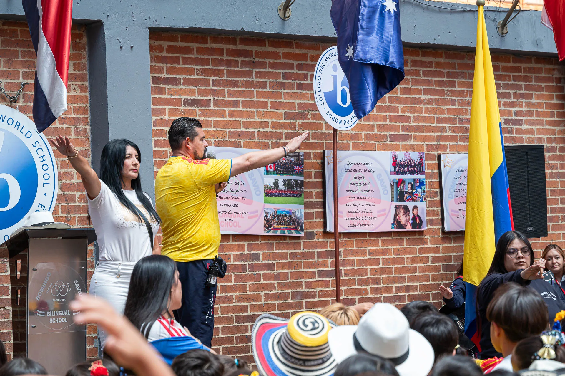 Actividad de izada de bandera del 20 de julio en el Domingo Savio Bilingual School.