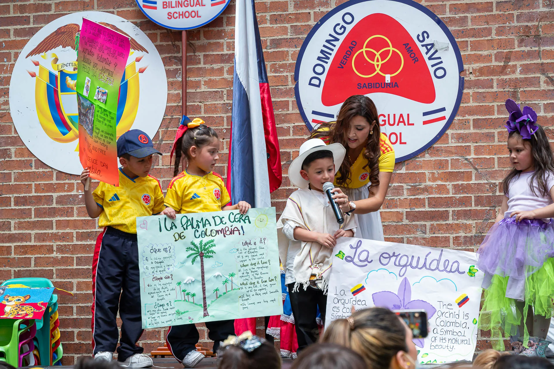 Actividad de izada de bandera del 20 de julio en el Domingo Savio Bilingual School.