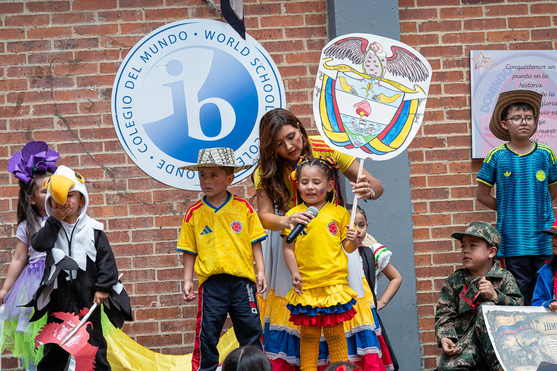 Actividad de izada de bandera del 20 de julio en el Domingo Savio Bilingual School.