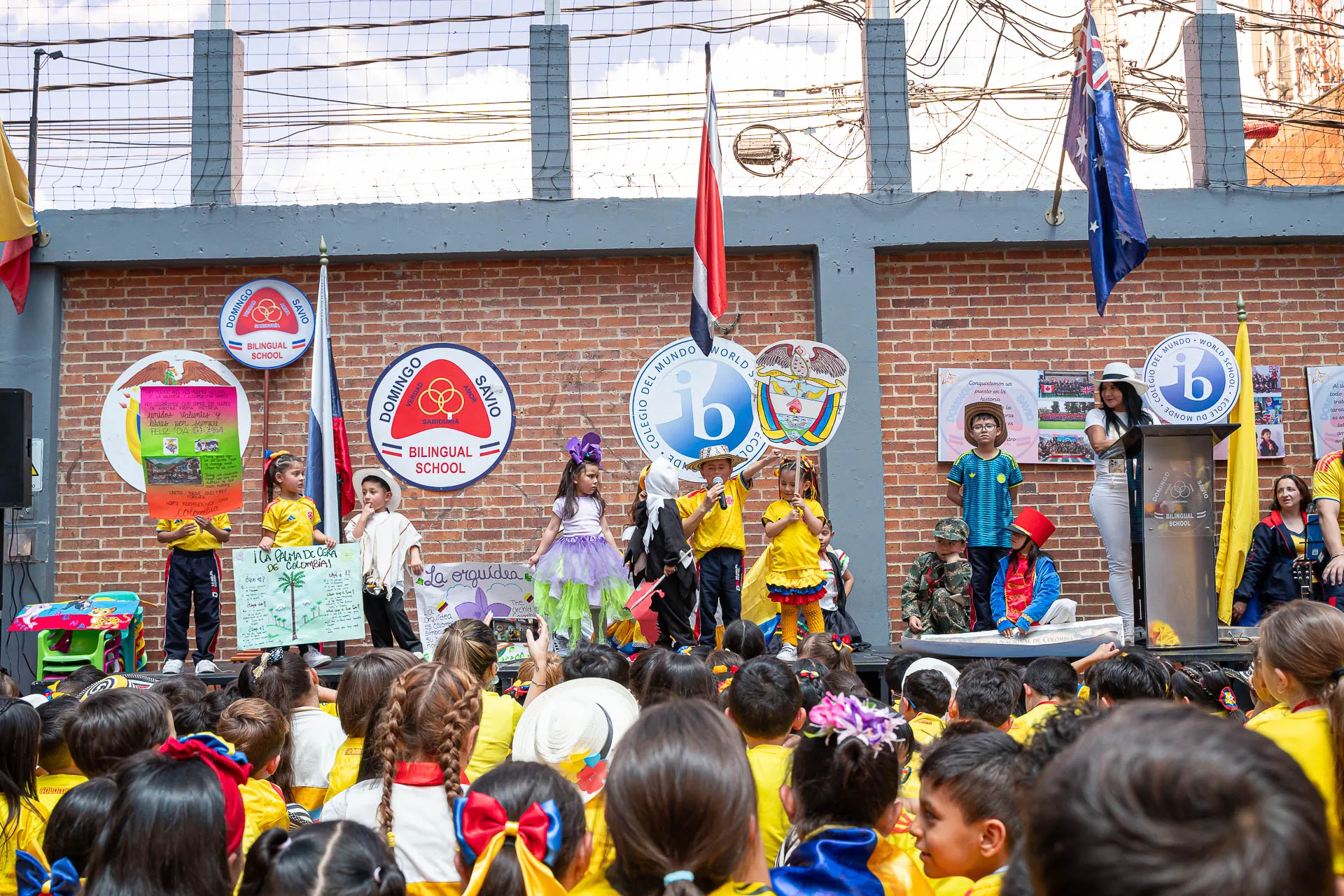 Actividad de izada de bandera del 20 de julio en el Domingo Savio Bilingual School.