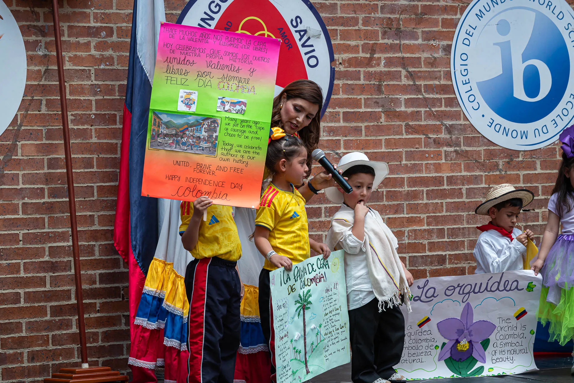Actividad de izada de bandera del 20 de julio en el Domingo Savio Bilingual School.