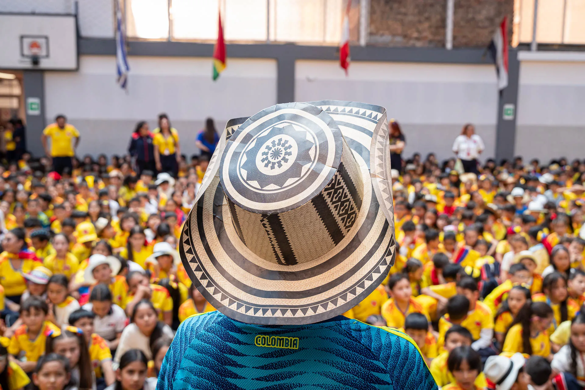 Actividad de izada de bandera del 20 de julio en el Domingo Savio Bilingual School.