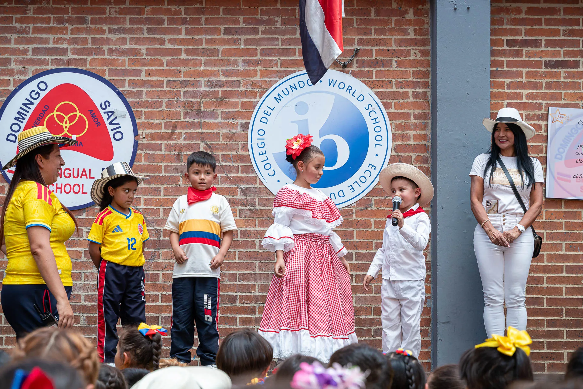 Actividad de izada de bandera del 20 de julio en el Domingo Savio Bilingual School.