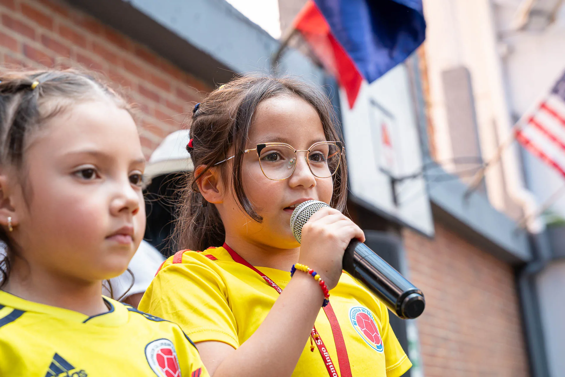 Actividad de izada de bandera del 20 de julio en el Domingo Savio Bilingual School.
