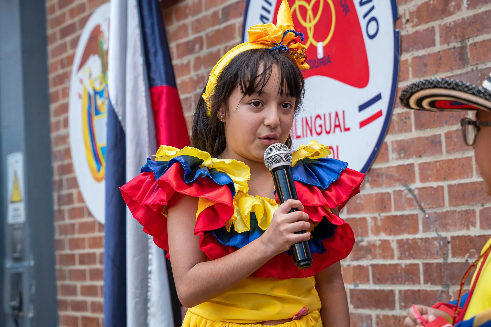 Actividad de izada de bandera del 20 de julio en el Domingo Savio Bilingual School.