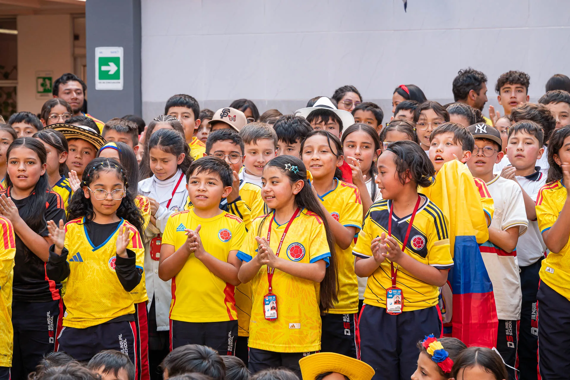 Actividad de izada de bandera del 20 de julio en el Domingo Savio Bilingual School.