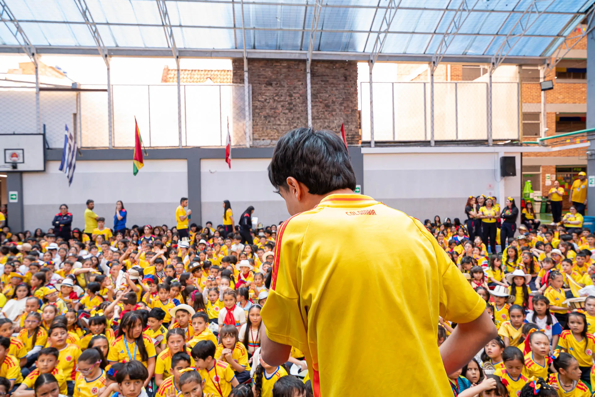 Actividad de izada de bandera del 20 de julio en el Domingo Savio Bilingual School.