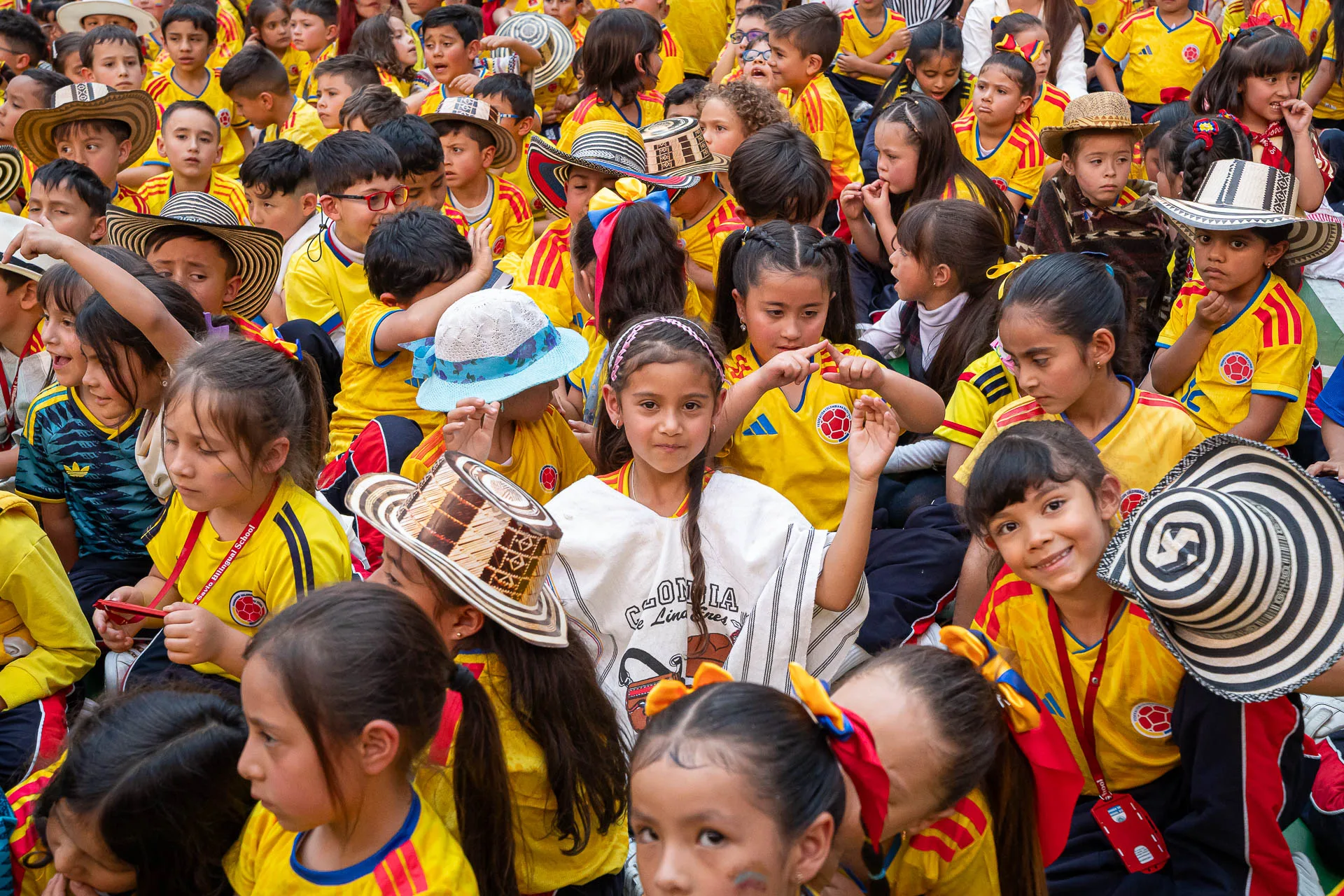 Actividad de izada de bandera del 20 de julio en el Domingo Savio Bilingual School.