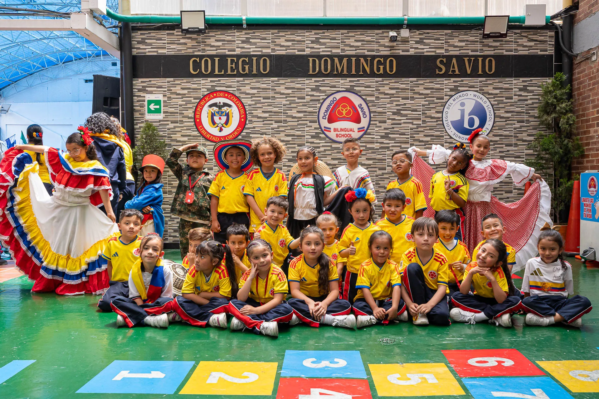 Actividad de izada de bandera del 20 de julio en el Domingo Savio Bilingual School.