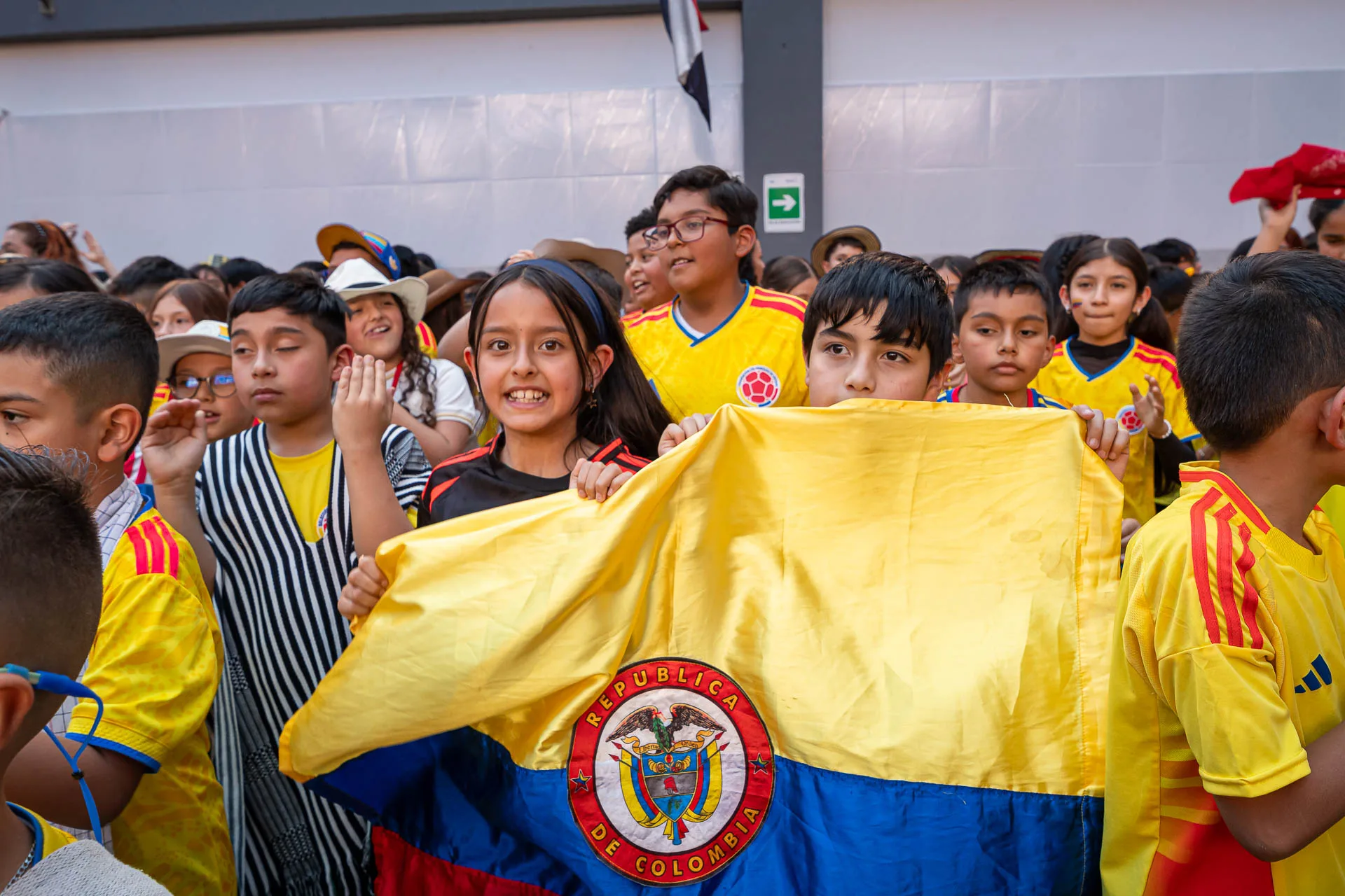 Actividad de izada de bandera del 20 de julio en el Domingo Savio Bilingual School.