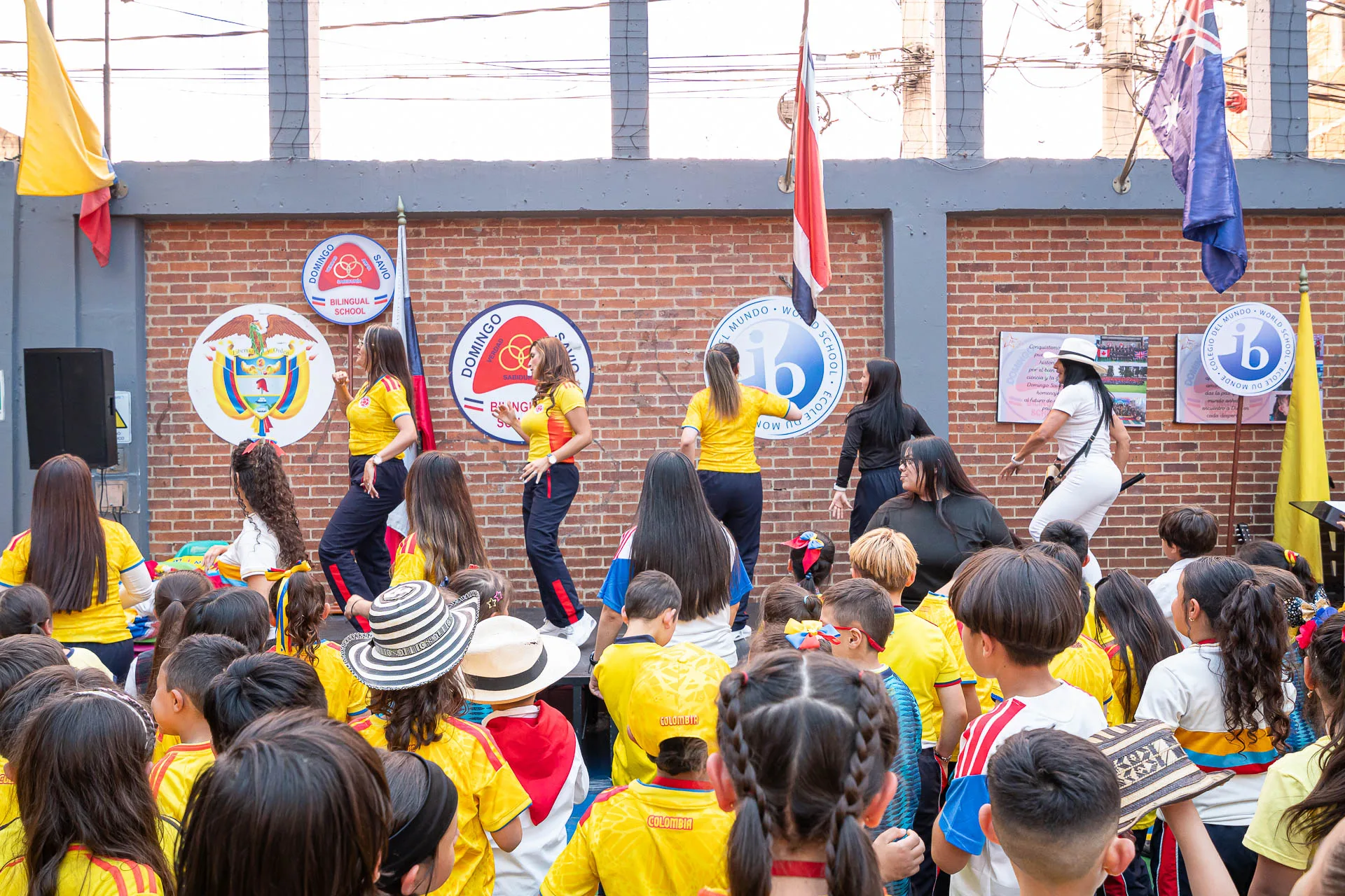 Actividad de izada de bandera del 20 de julio en el Domingo Savio Bilingual School.