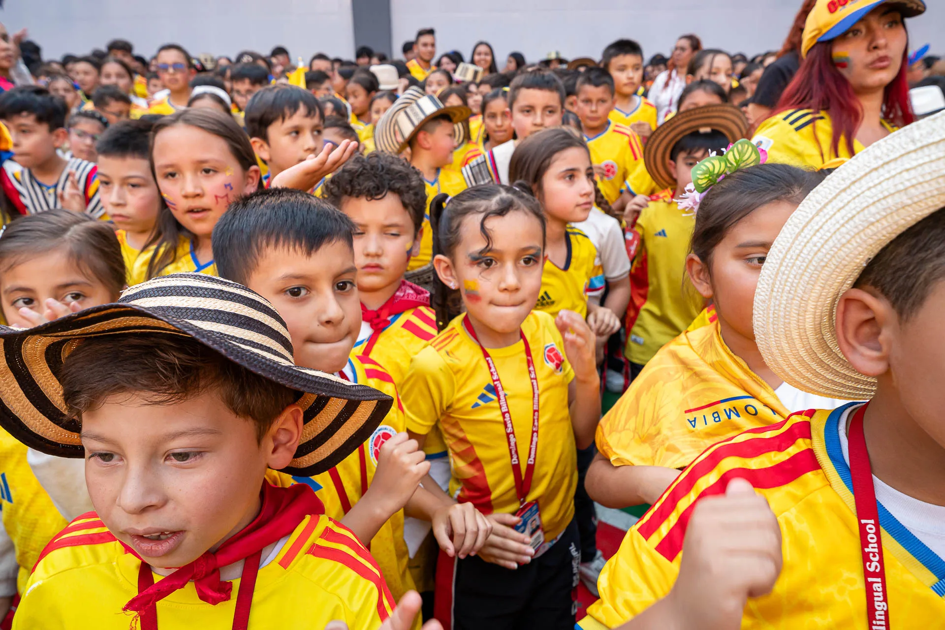 Actividad de izada de bandera del 20 de julio en el Domingo Savio Bilingual School.