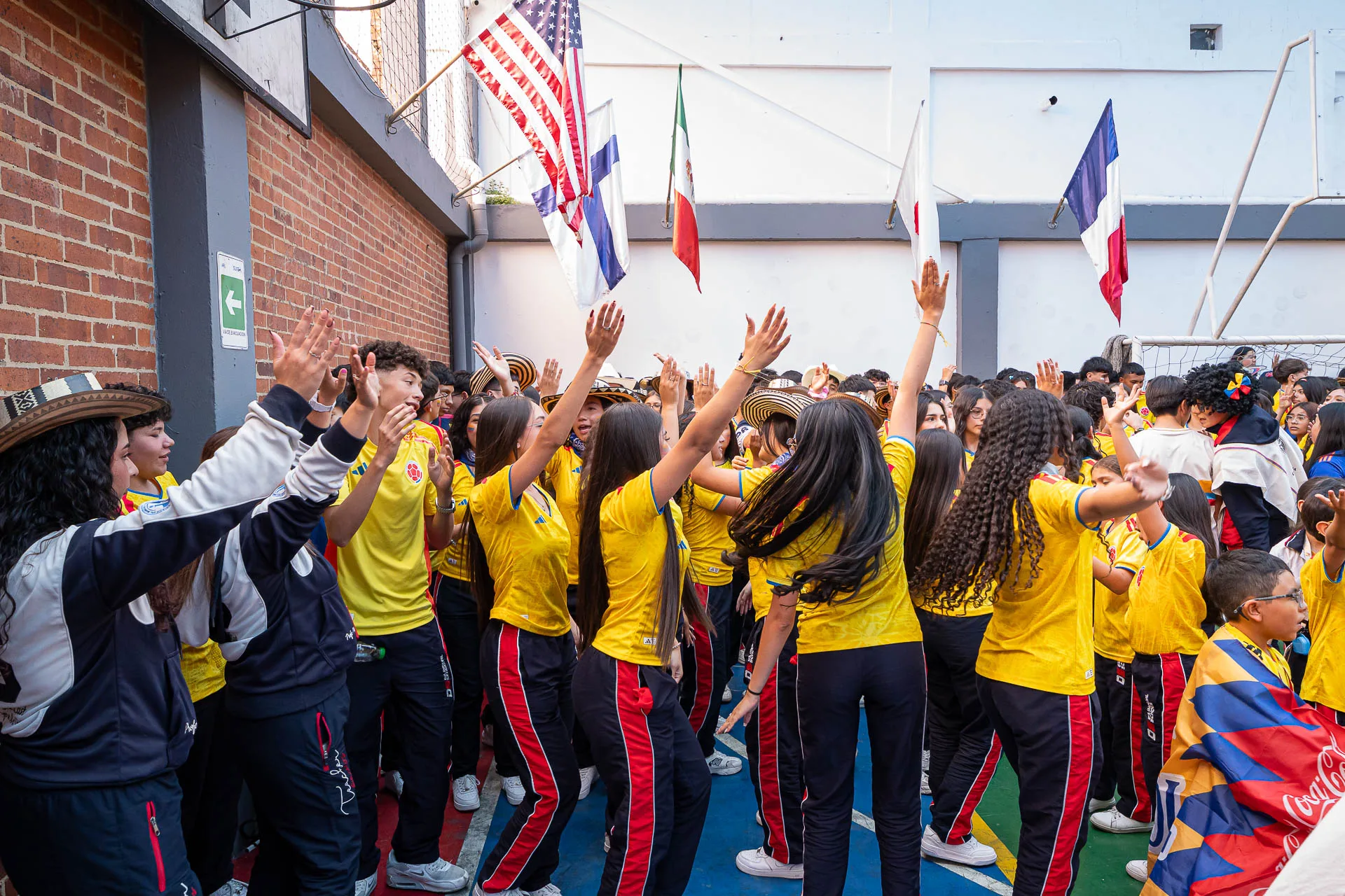 Actividad de izada de bandera del 20 de julio en el Domingo Savio Bilingual School.