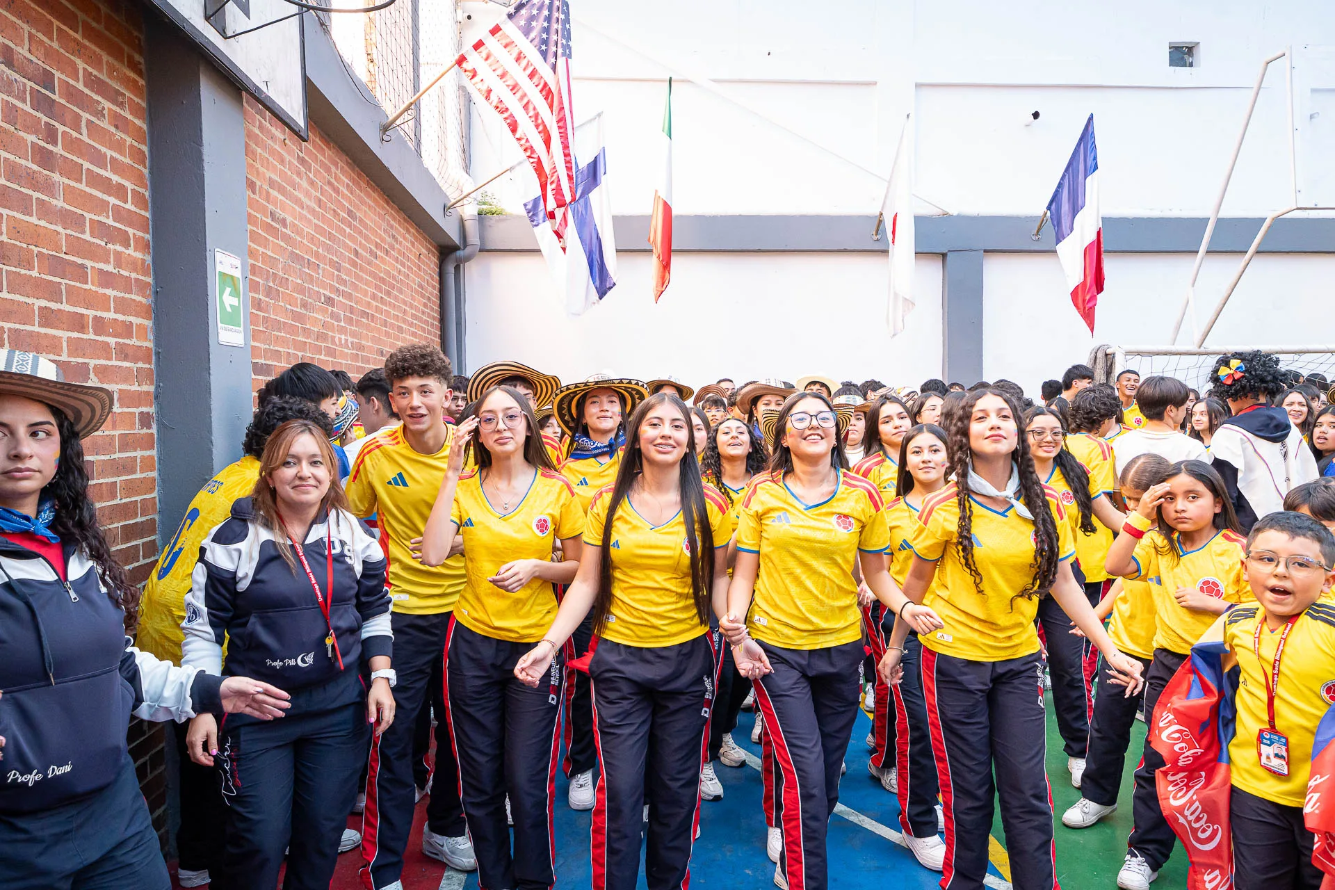 Actividad de izada de bandera del 20 de julio en el Domingo Savio Bilingual School.