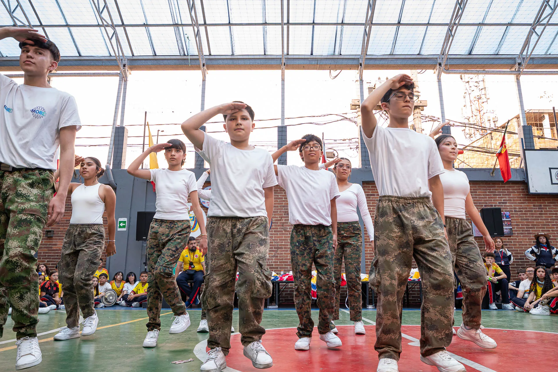 Actividad de izada de bandera del 20 de julio en el Domingo Savio Bilingual School.