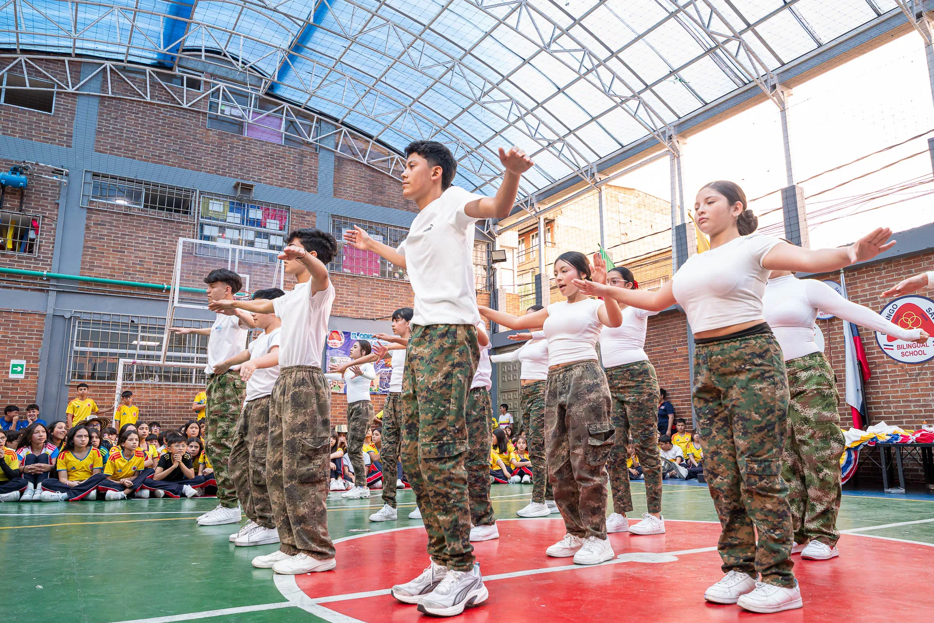 Actividad de izada de bandera del 20 de julio en el Domingo Savio Bilingual School.