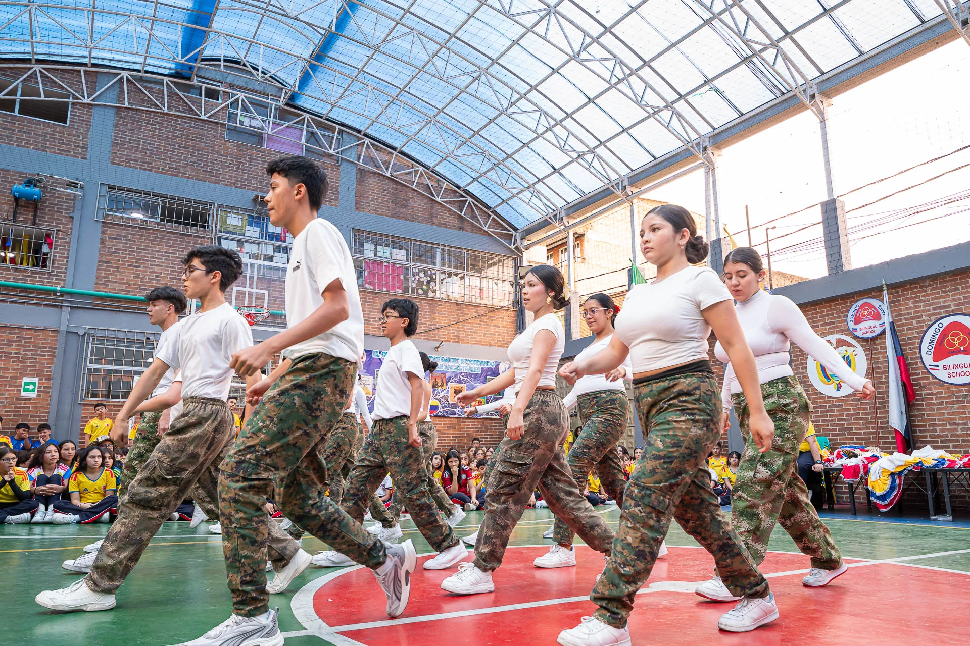 Actividad de izada de bandera del 20 de julio en el Domingo Savio Bilingual School.
