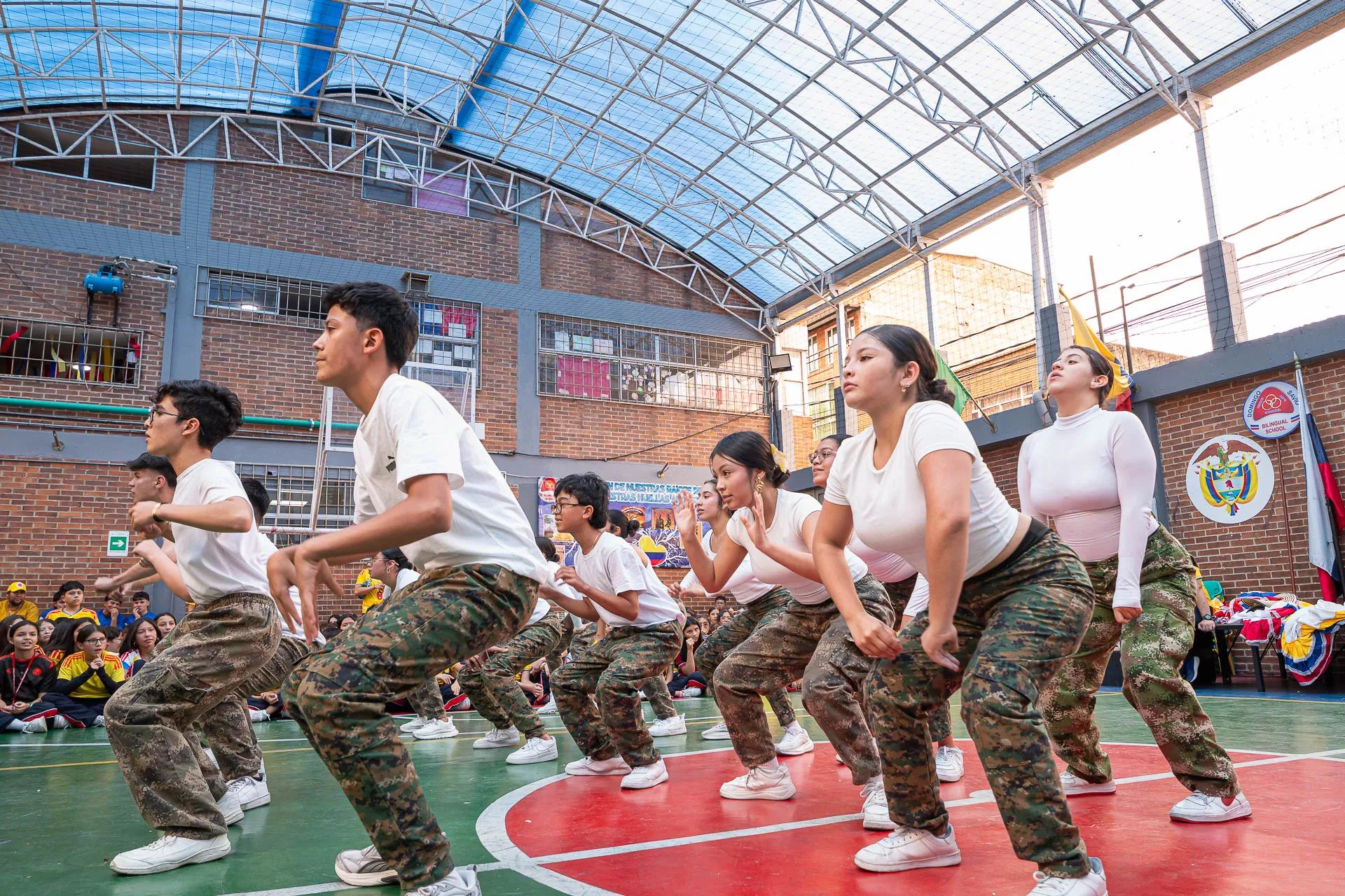 Actividad de izada de bandera del 20 de julio en el Domingo Savio Bilingual School.