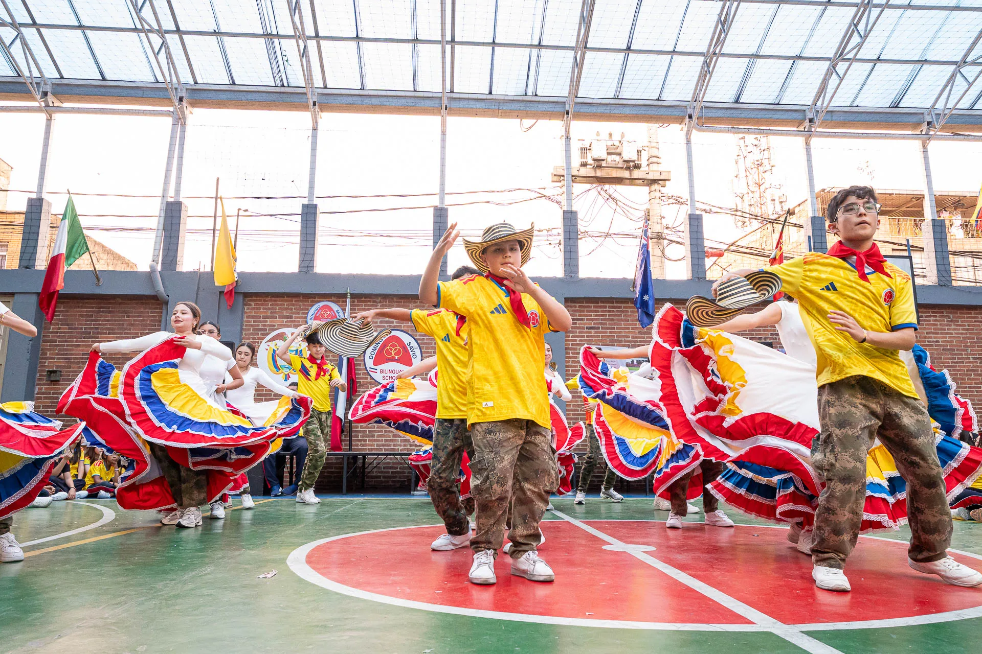Actividad de izada de bandera del 20 de julio en el Domingo Savio Bilingual School.
