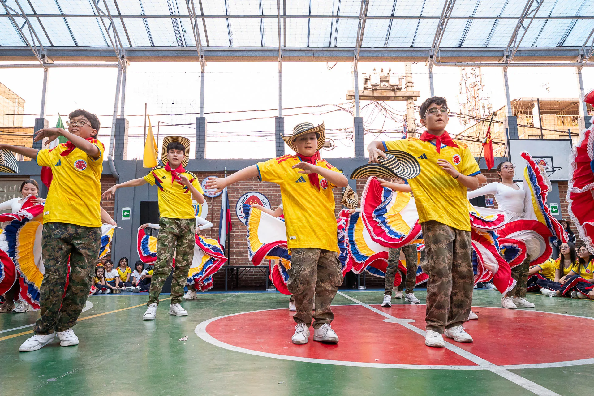Actividad de izada de bandera del 20 de julio en el Domingo Savio Bilingual School.